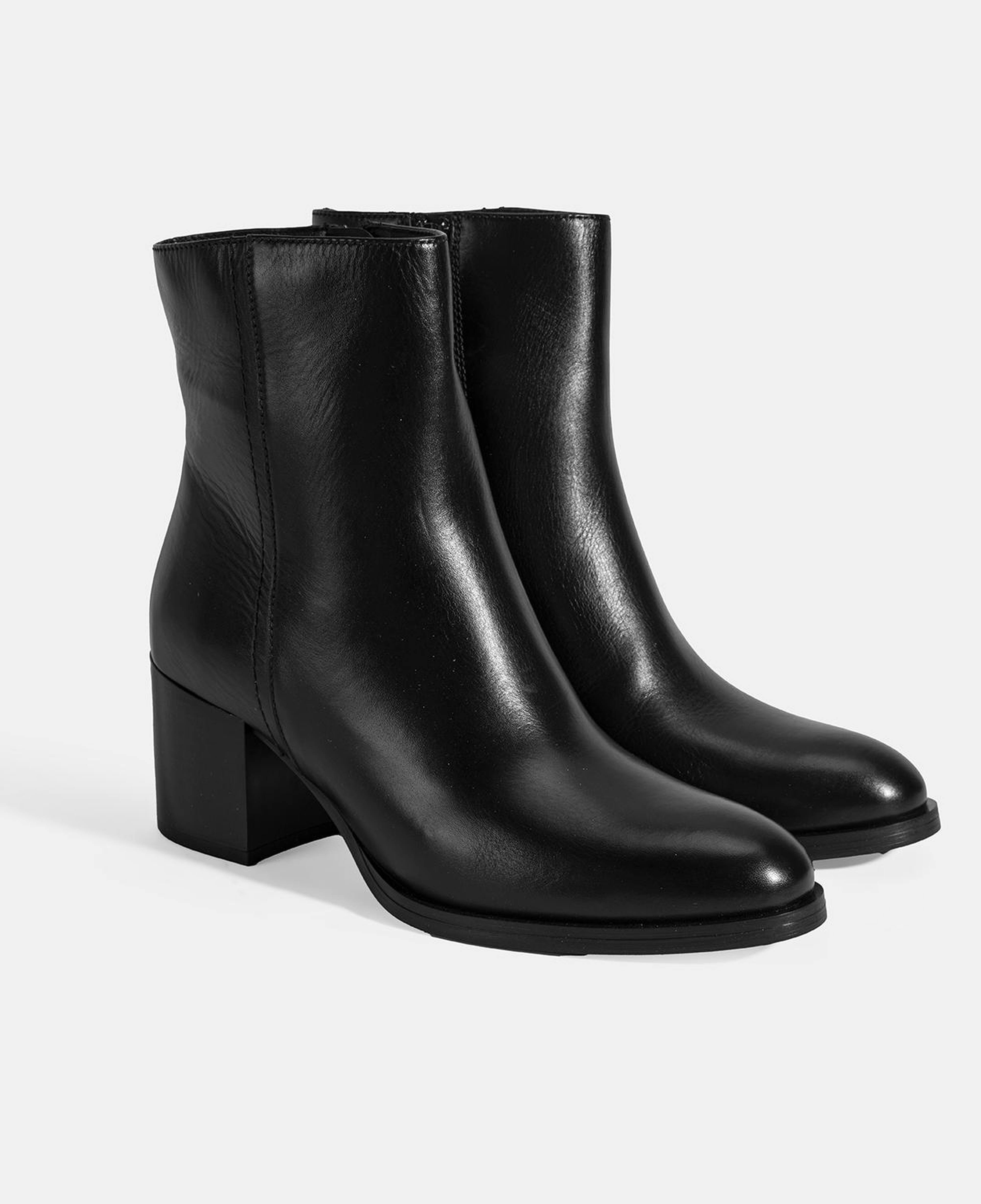 Kadın Siyah Kalın Topuklu Deri Bot