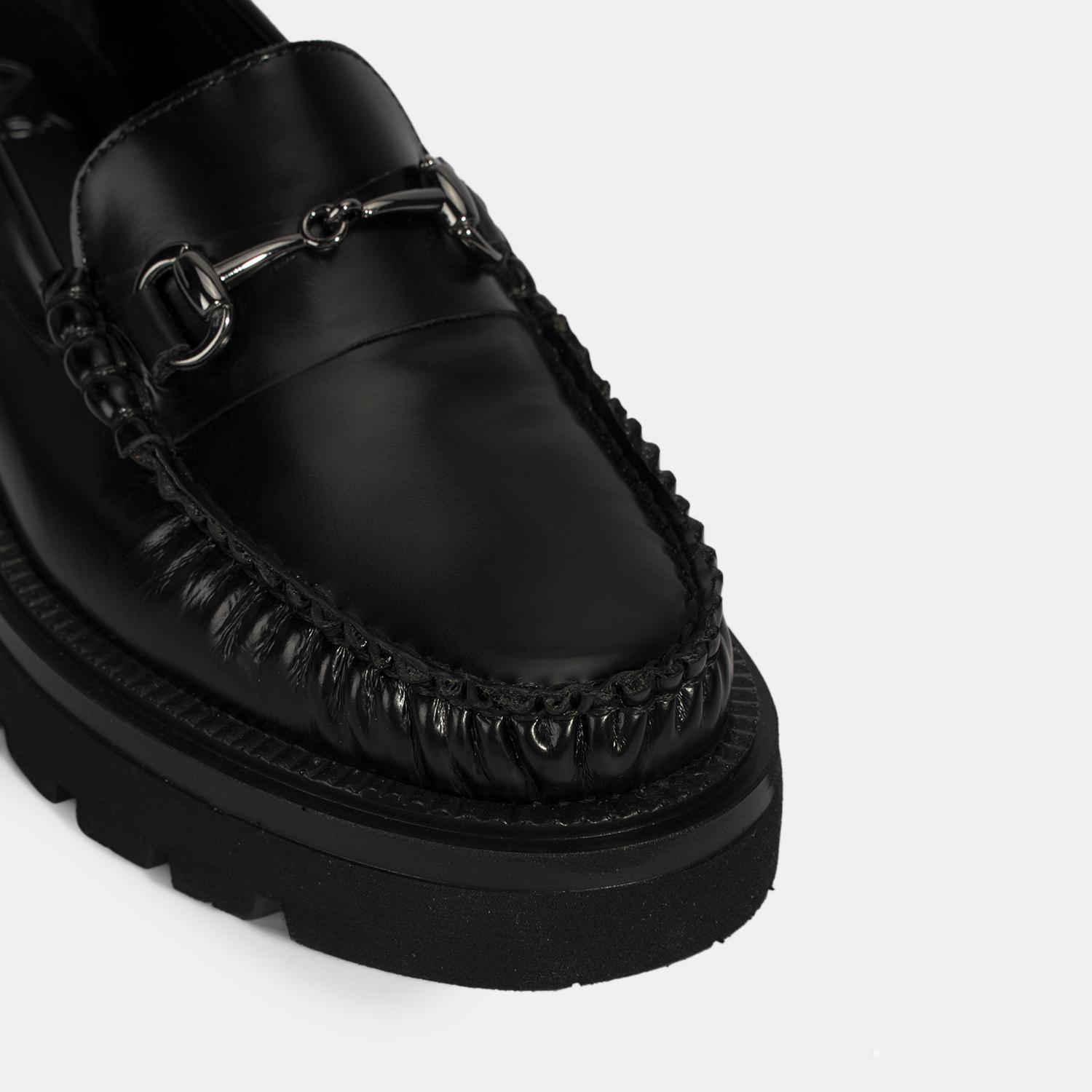 Kadın Siyah Metal Toka Detaylı Deri Loafer