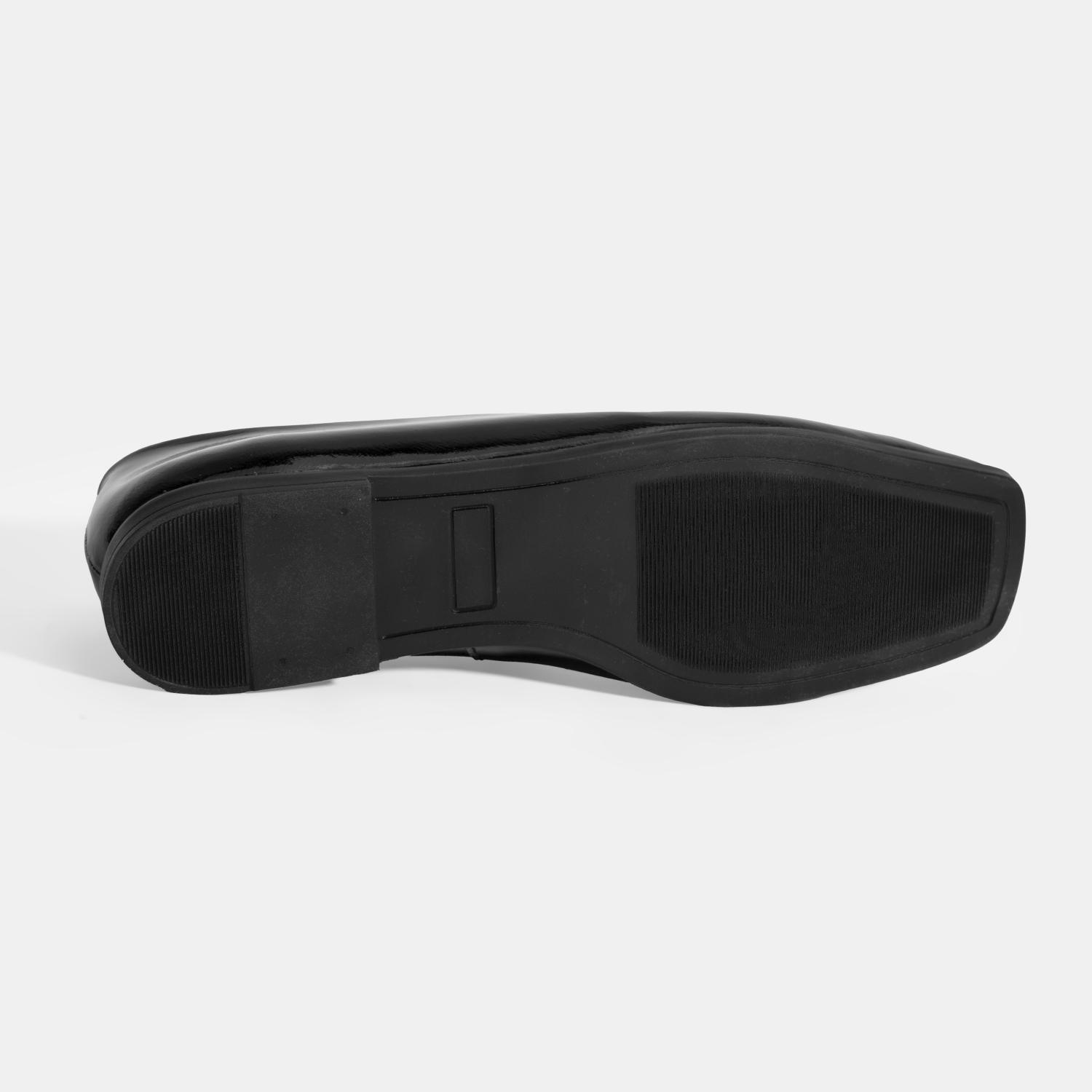 Kadın Siyah Metal Toka Aksesuarlı Rugan Babet