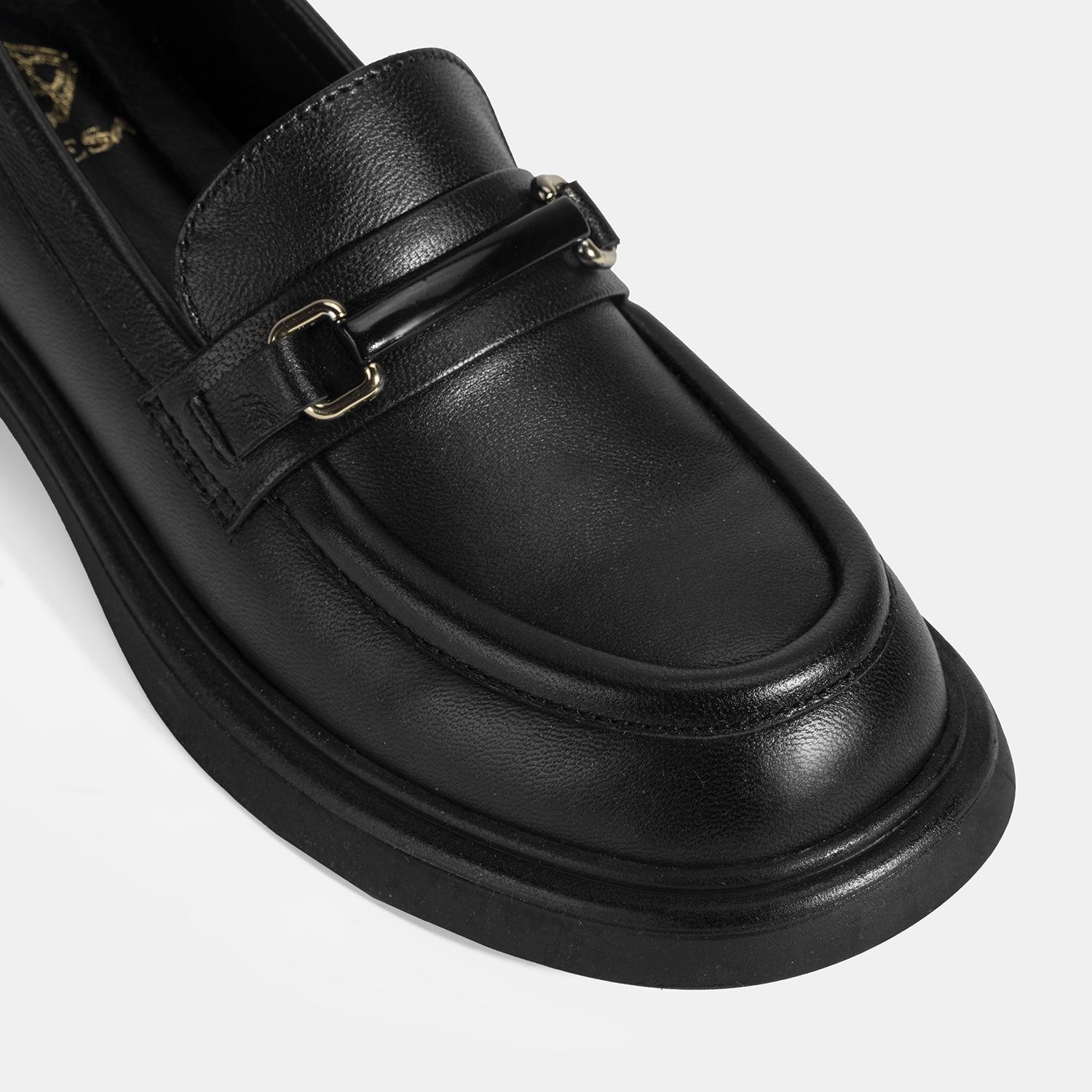 Kadın Siyah Metal Toka Detaylı Deri Loafer