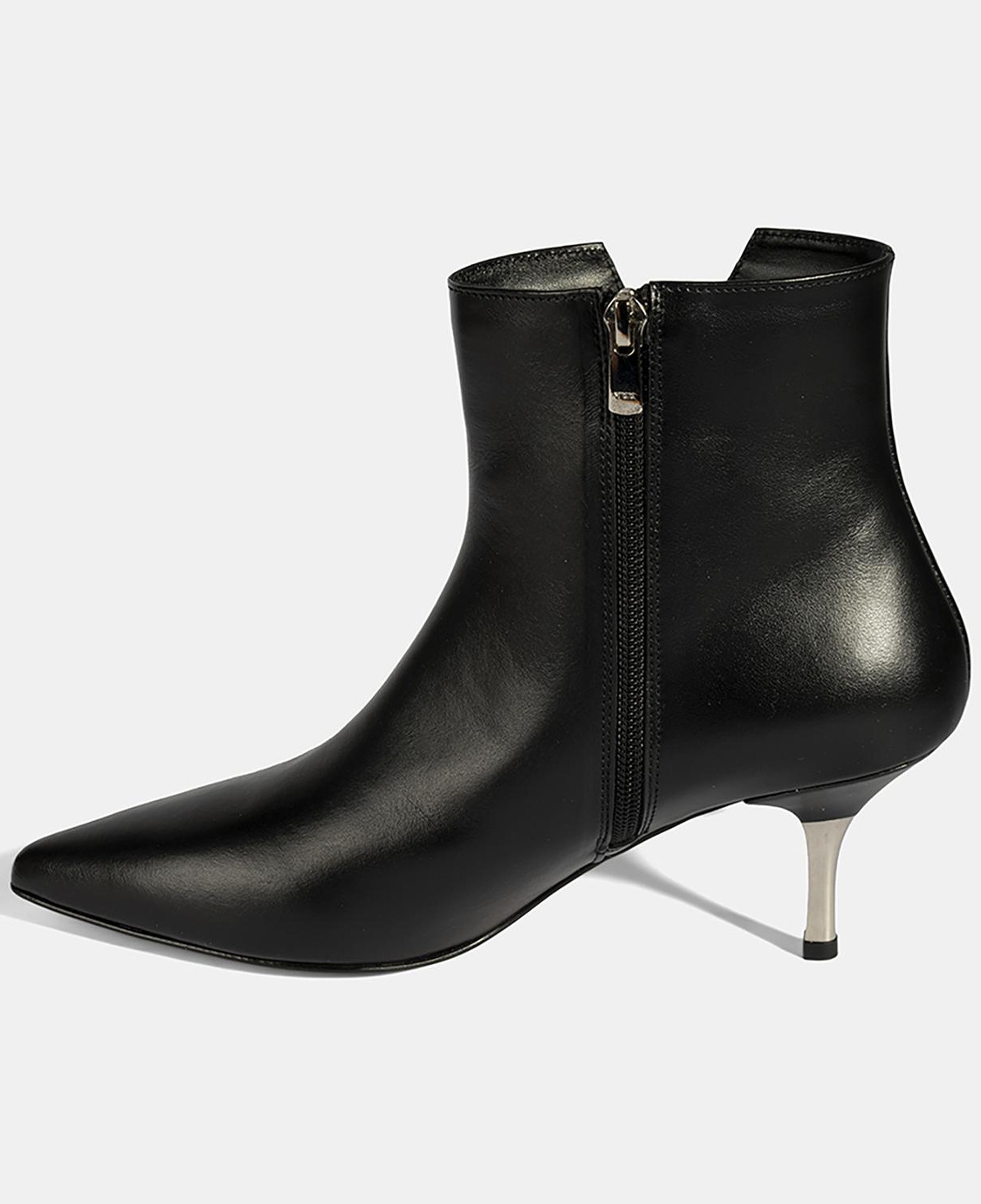 Kadın Siyah İnce Topuklu Sivri Burunlu Deri Bot
