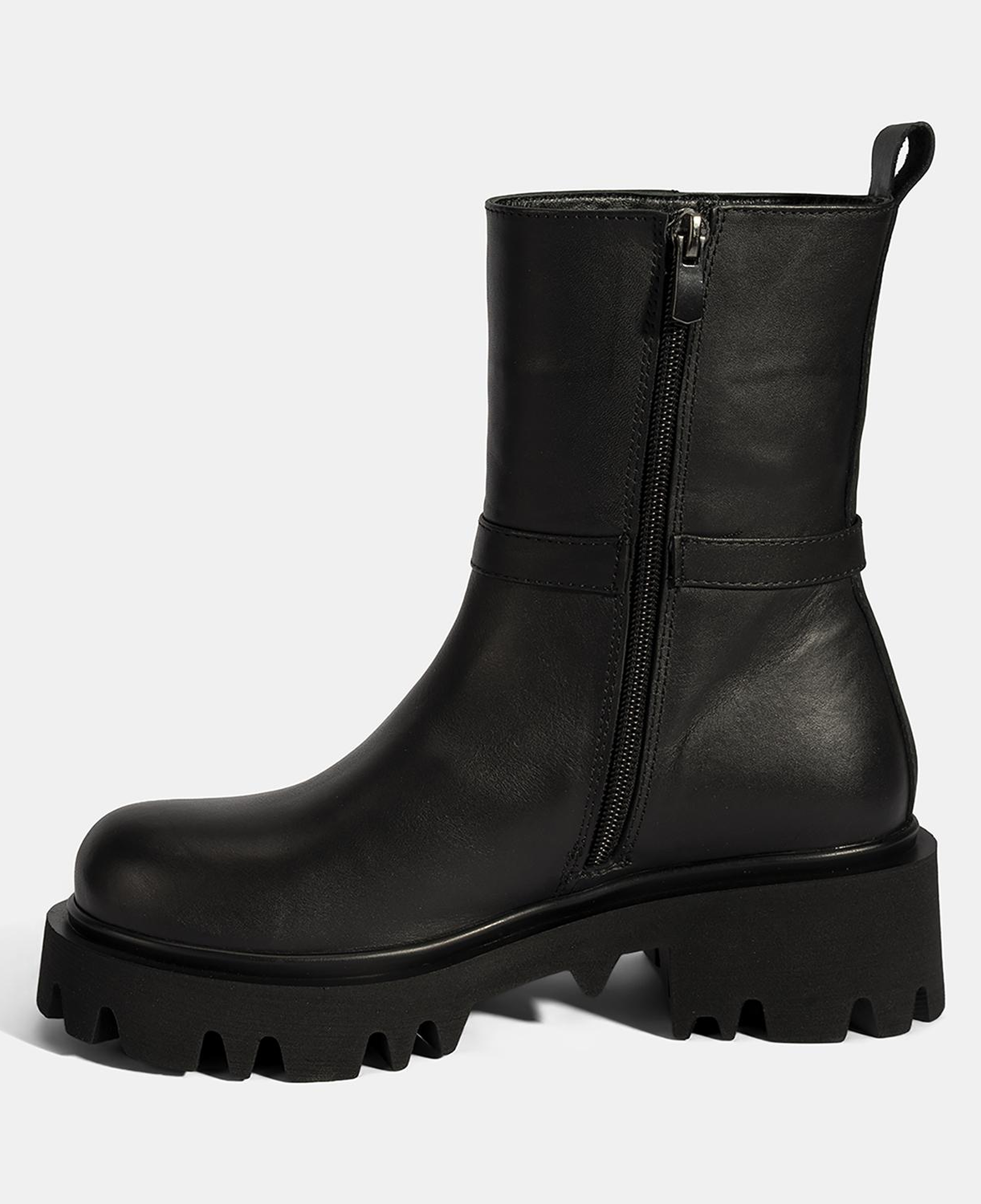 Kadın Siyah Metal Tokalı Kalın Tabanlı Deri Bot