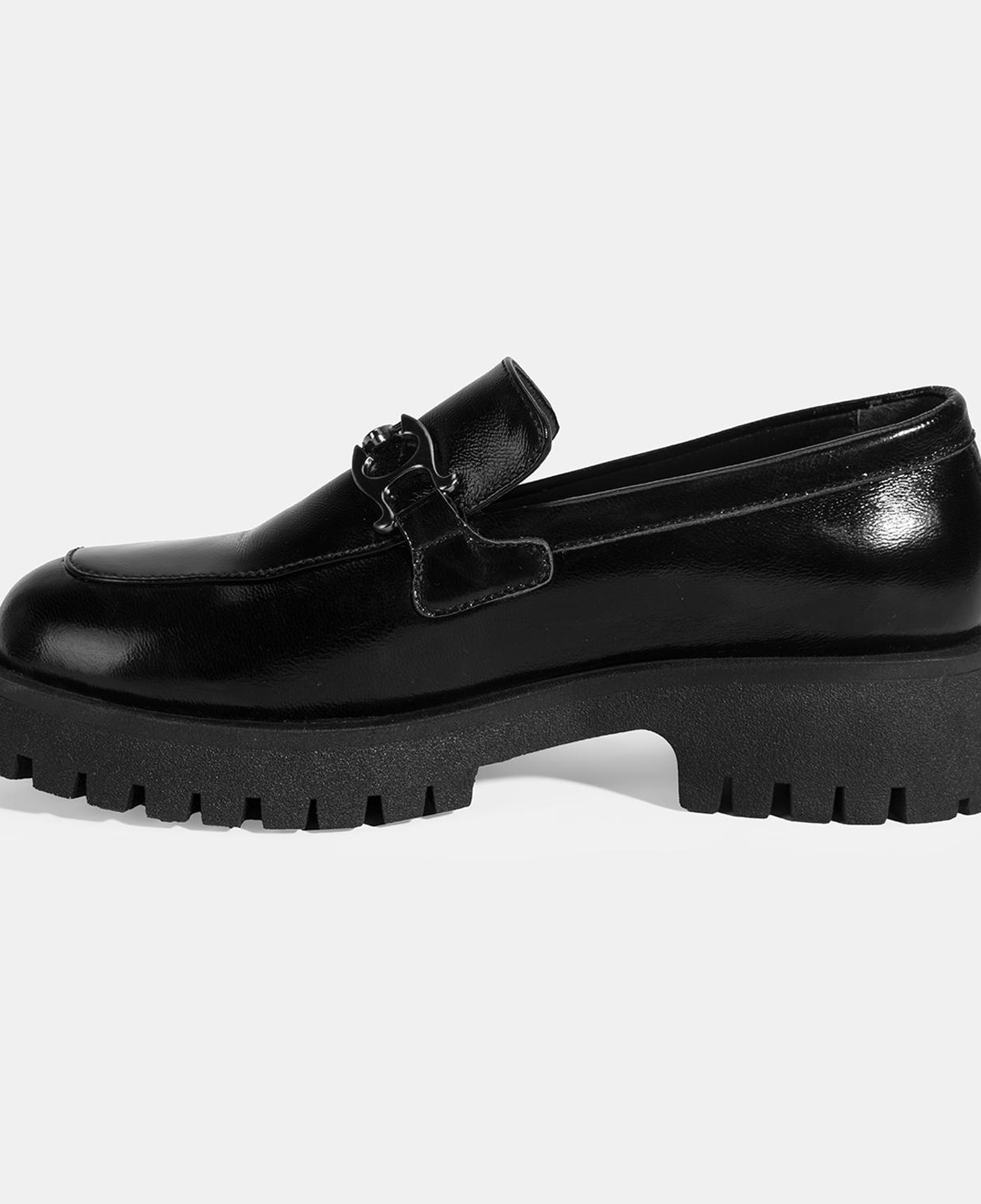 Kadın Siyah Metal Aksesuarlı Rugan Loafer