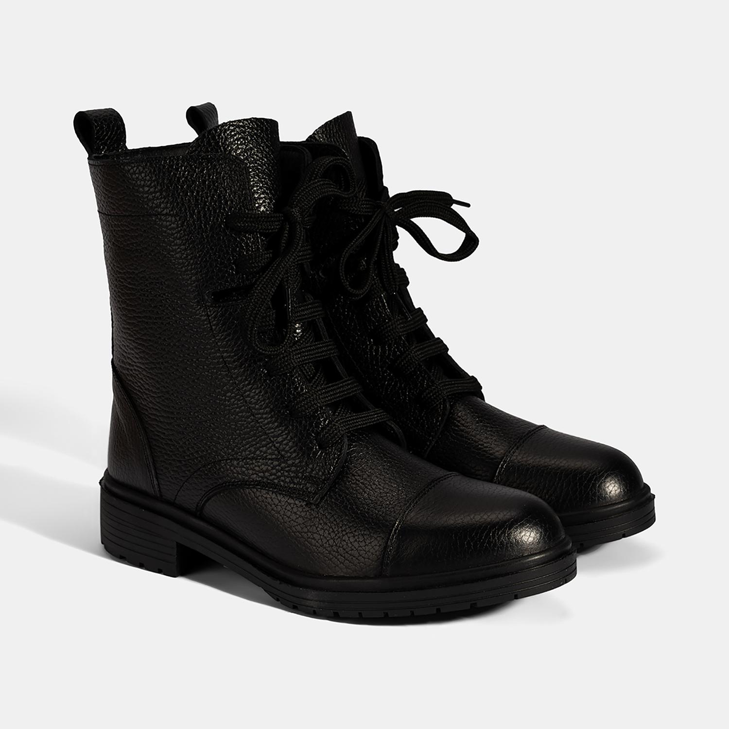 Kadın Siyah Bağcıklı Deri Postal Bot