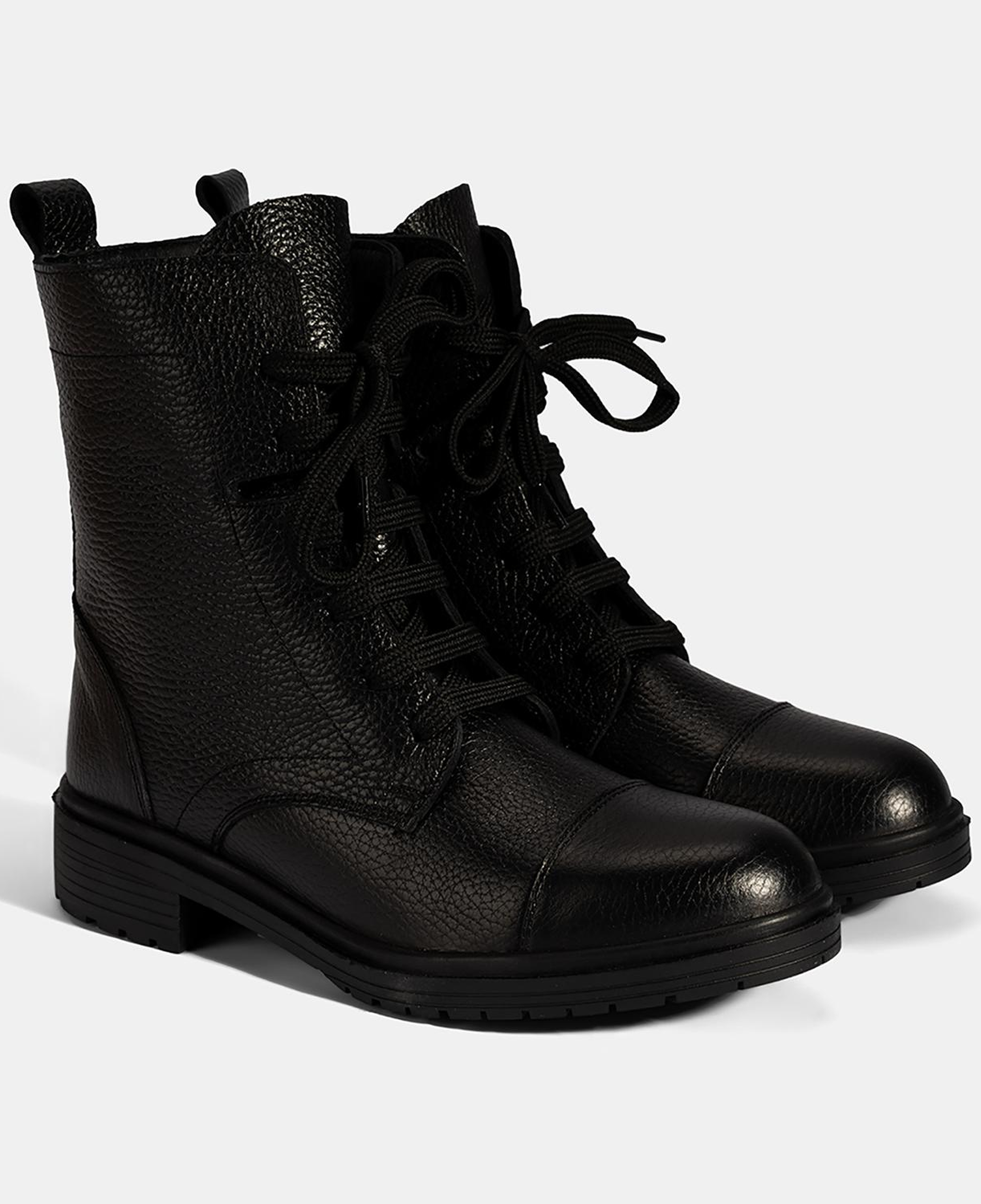 Kadın Siyah Bağcıklı Deri Postal Bot