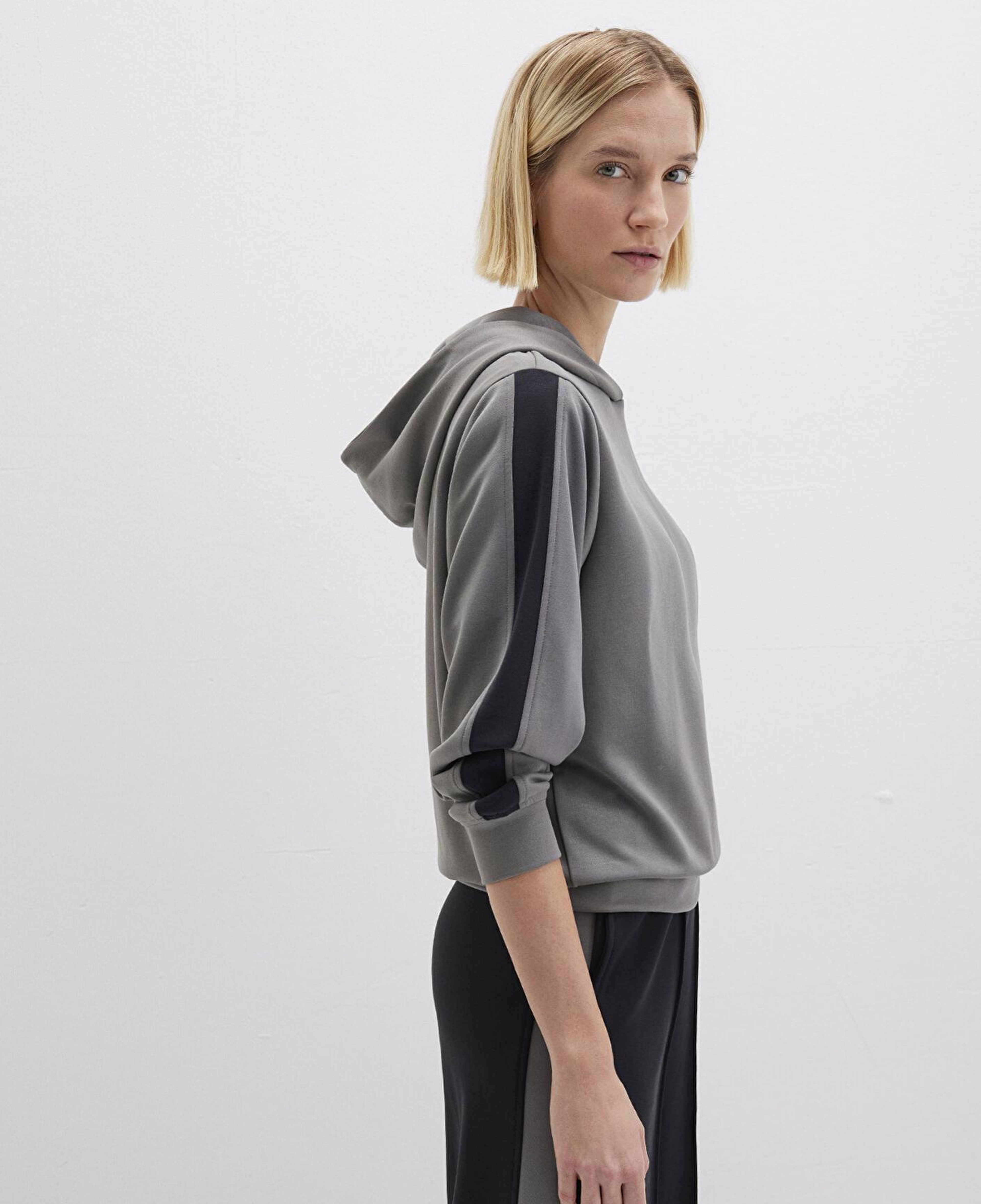 Mavi Şerit Detaylı Kapüşonlu (TENCEL™) Modal Gri Sweatshirt 1S10443-82577