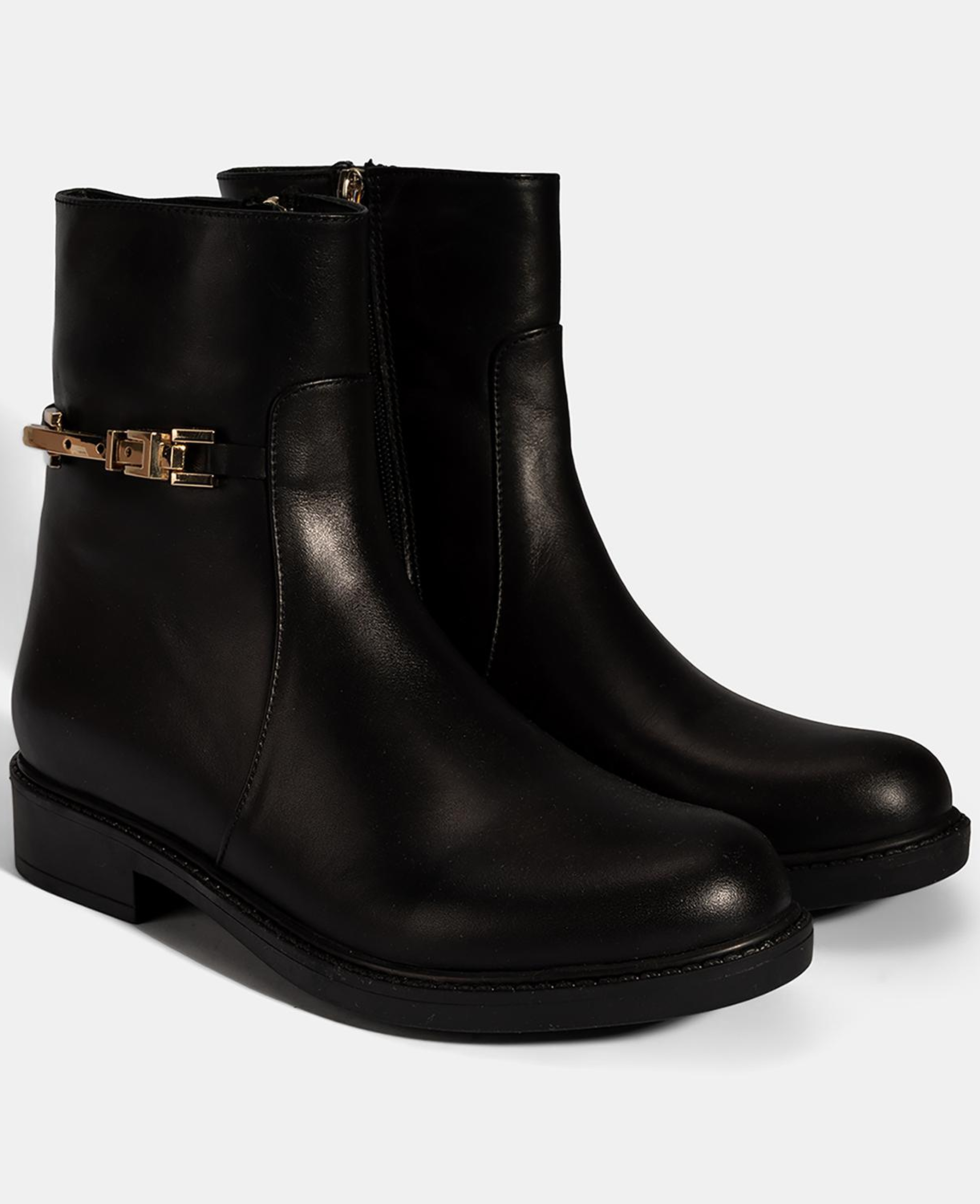 Kadın Siyah Metal Aksesuarlı Deri Bot