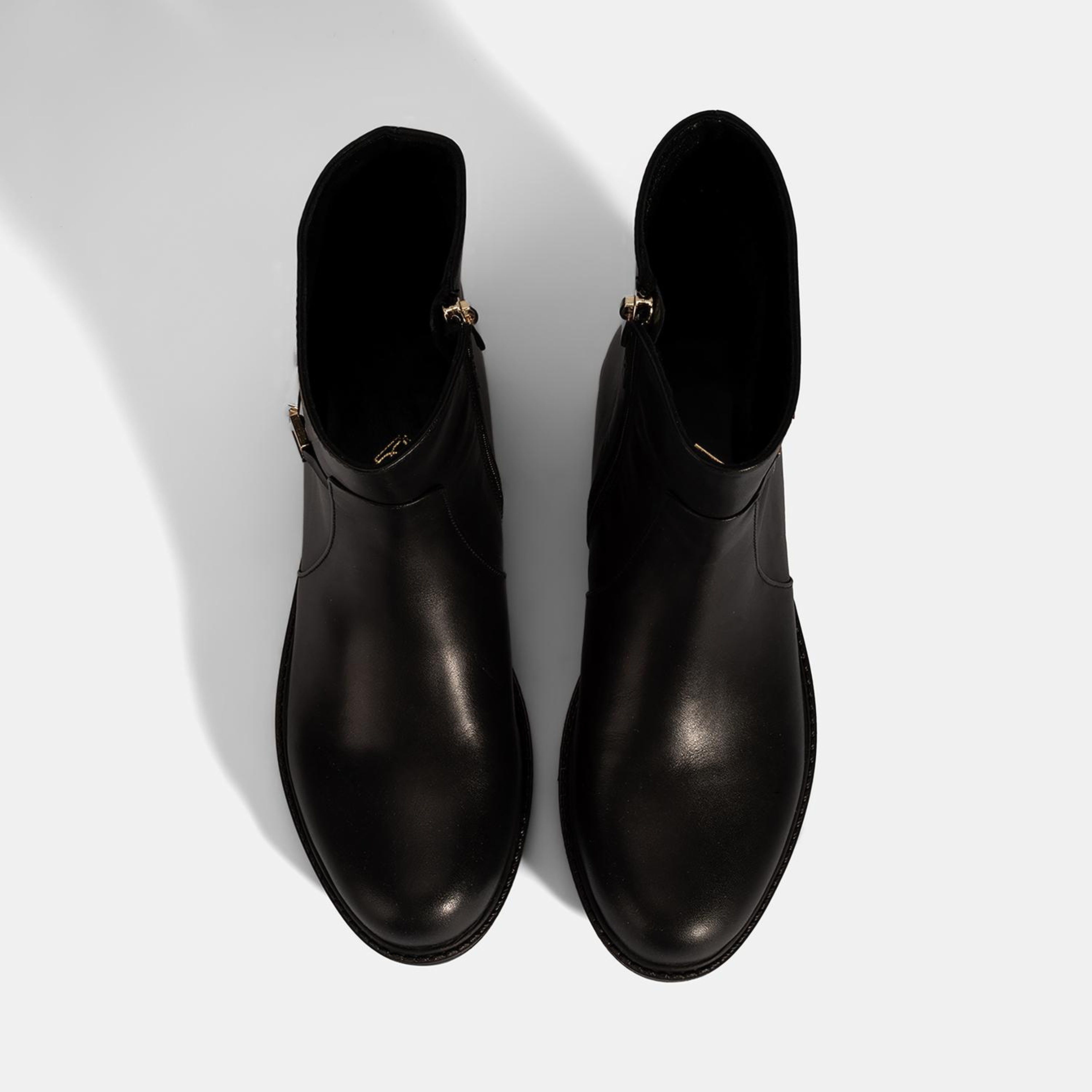 Kadın Siyah Metal Aksesuarlı Deri Bot