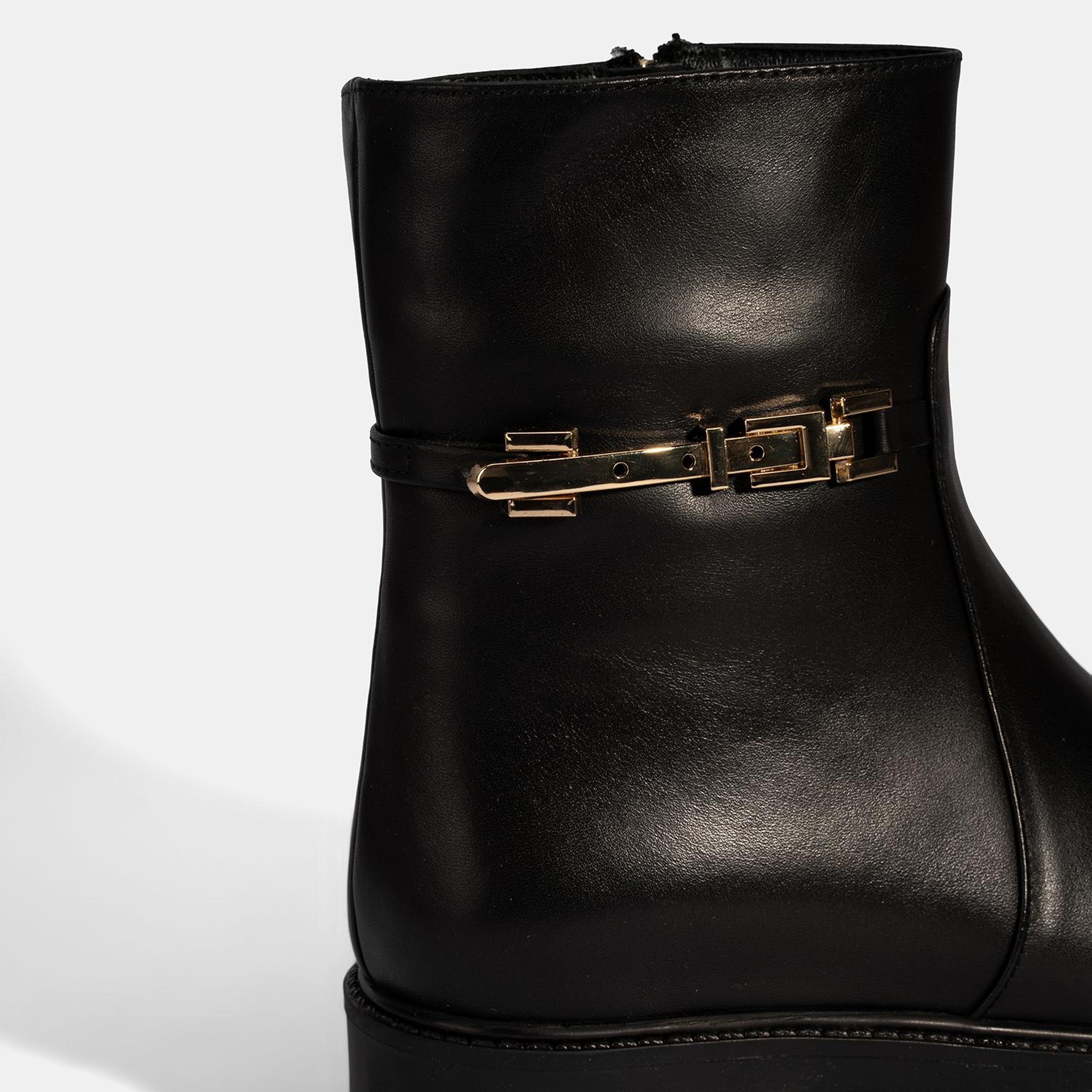 Kadın Siyah Metal Aksesuarlı Deri Bot