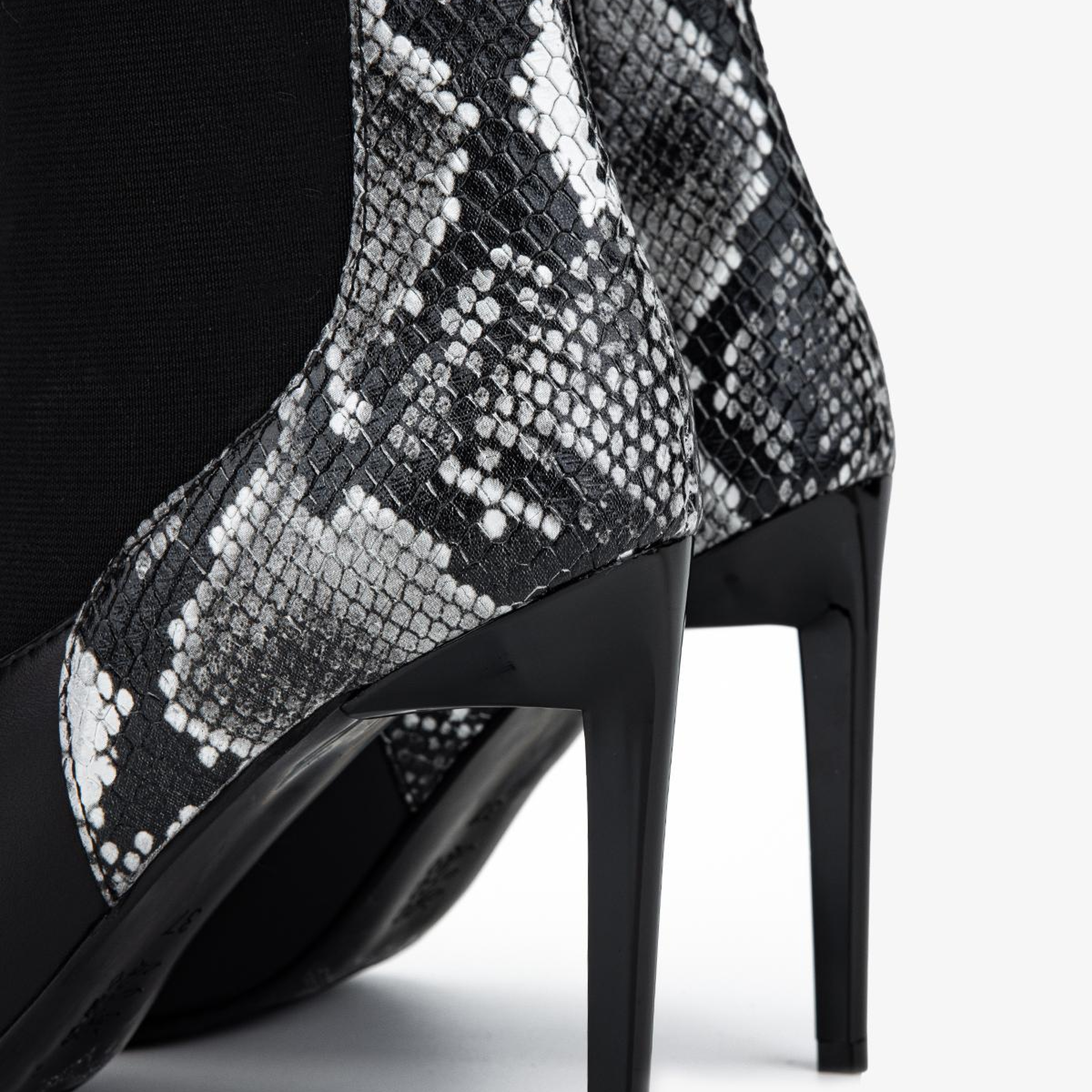 Valmenti Kadın Hakiki Deri Siyah Topuklu Bot