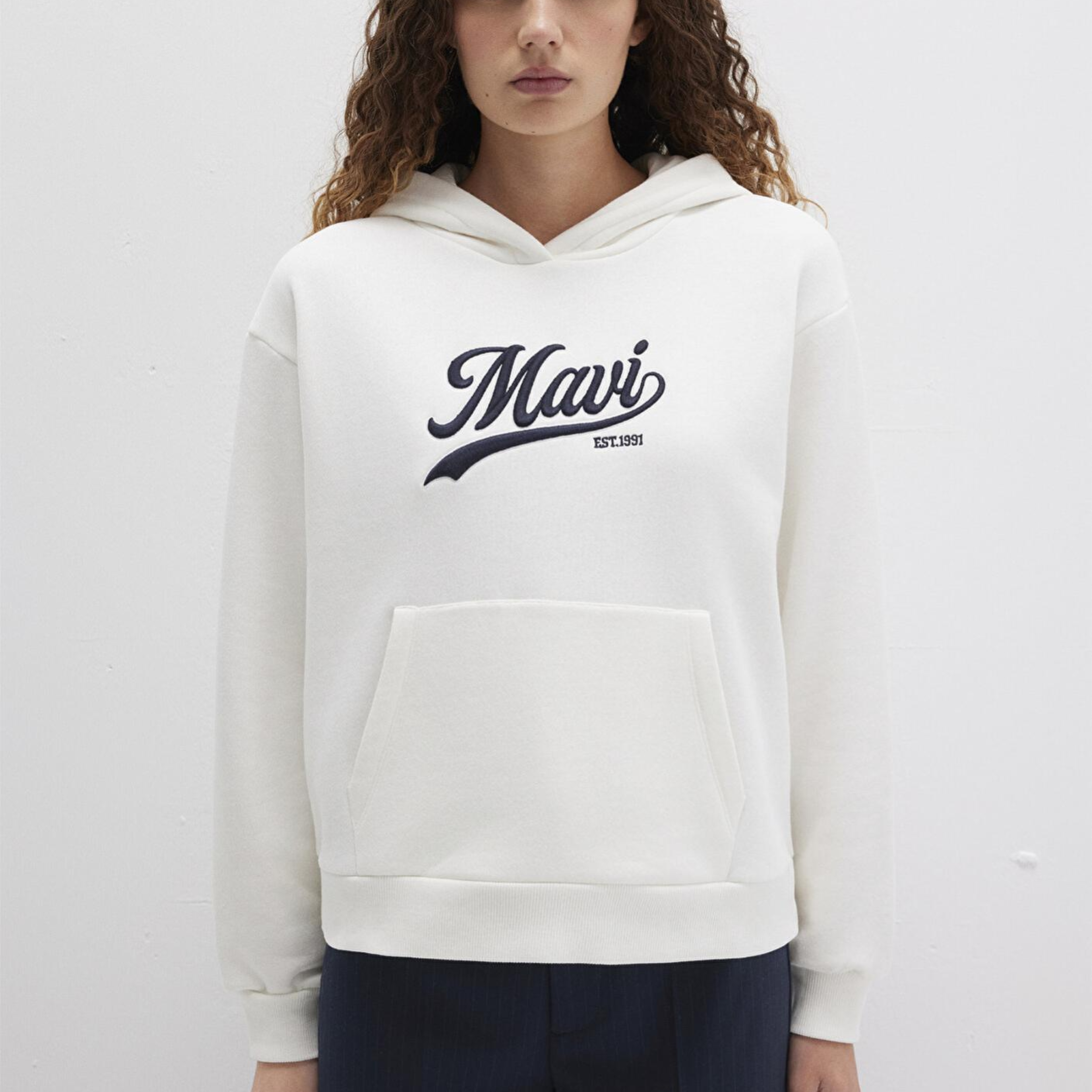 Mavi Mavi Logo Baskılı Kapüşonlu Beyaz Sweatshirt 1S10420-80194