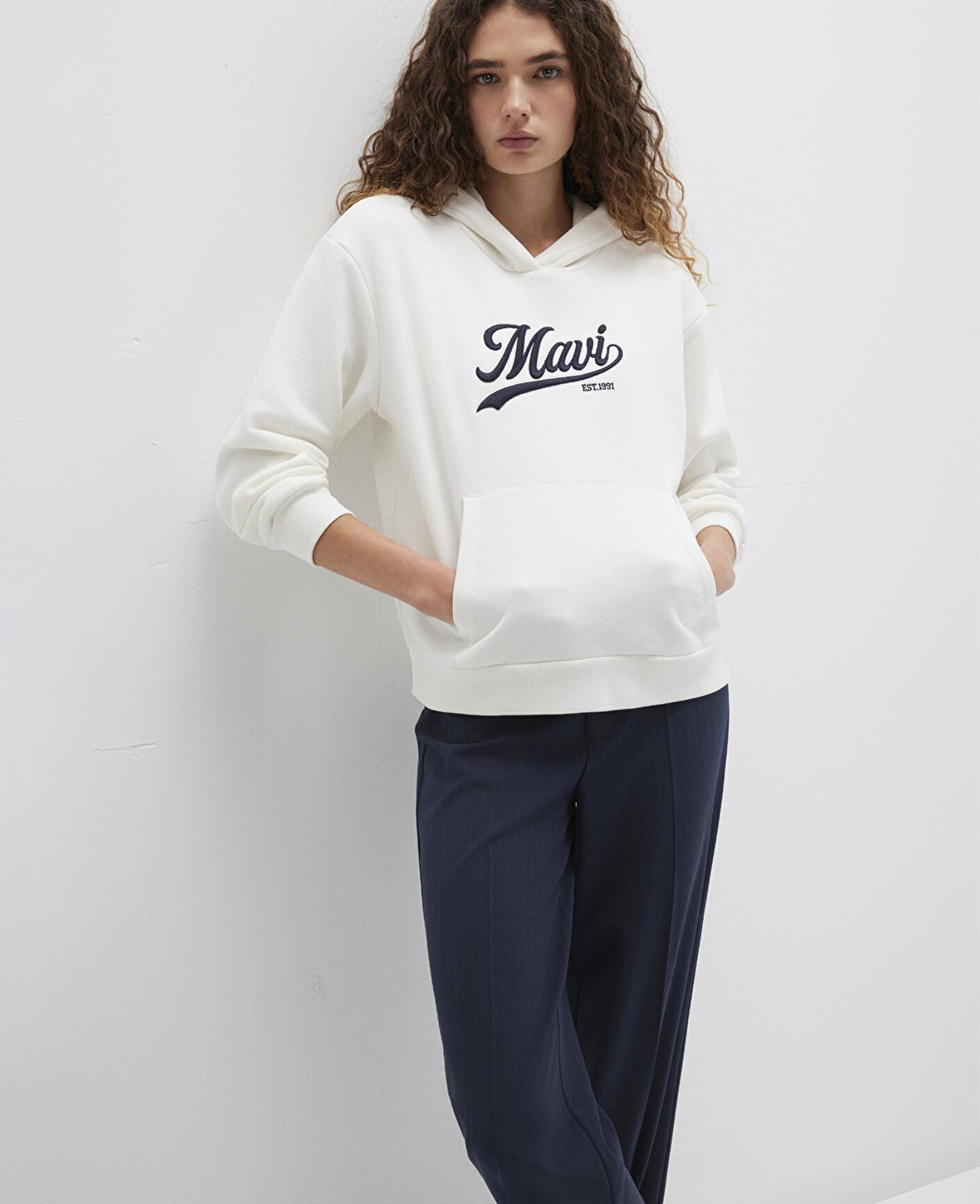 Mavi Mavi Logo Baskılı Kapüşonlu Beyaz Sweatshirt 1S10420-80194
