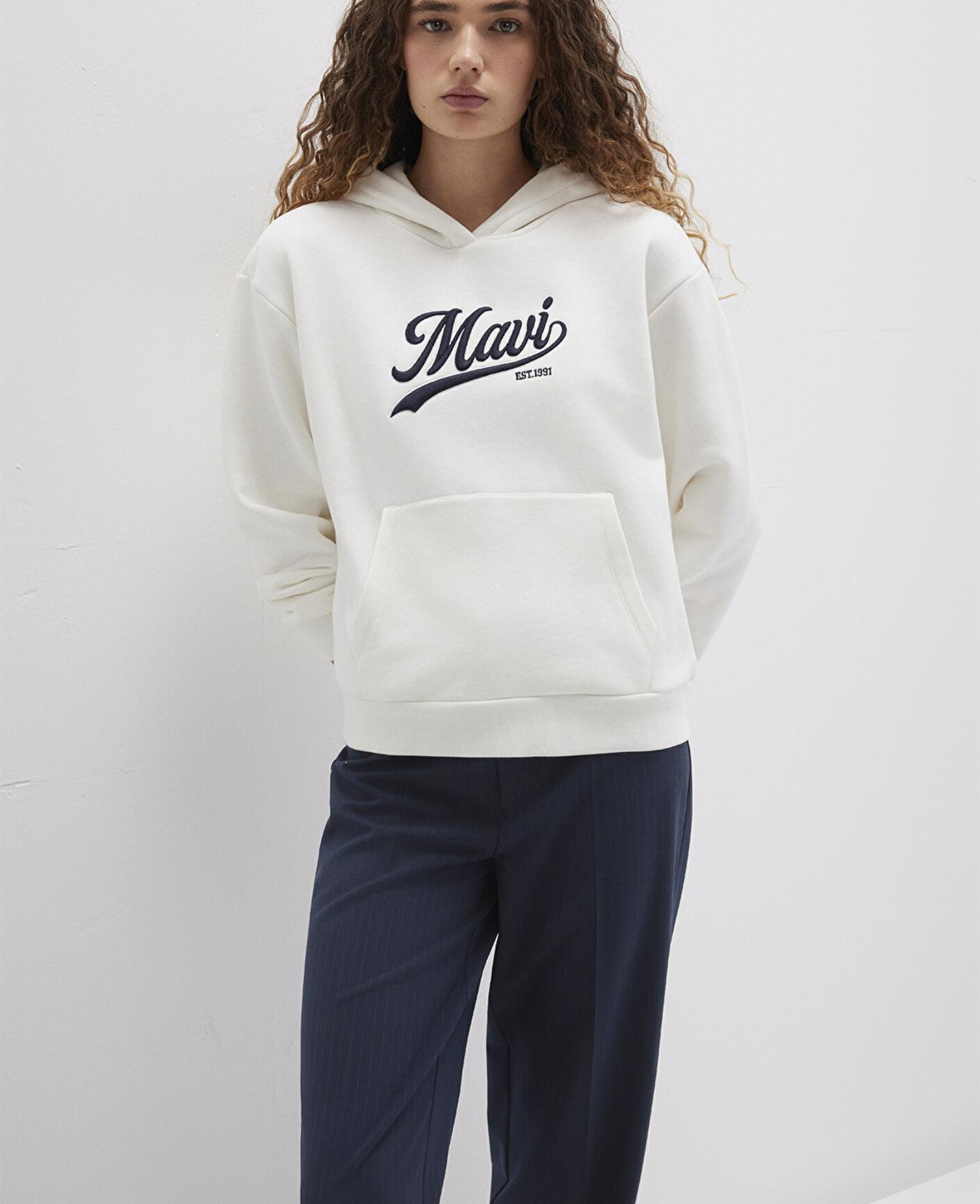 Mavi Mavi Logo Baskılı Kapüşonlu Beyaz Sweatshirt 1S10420-80194