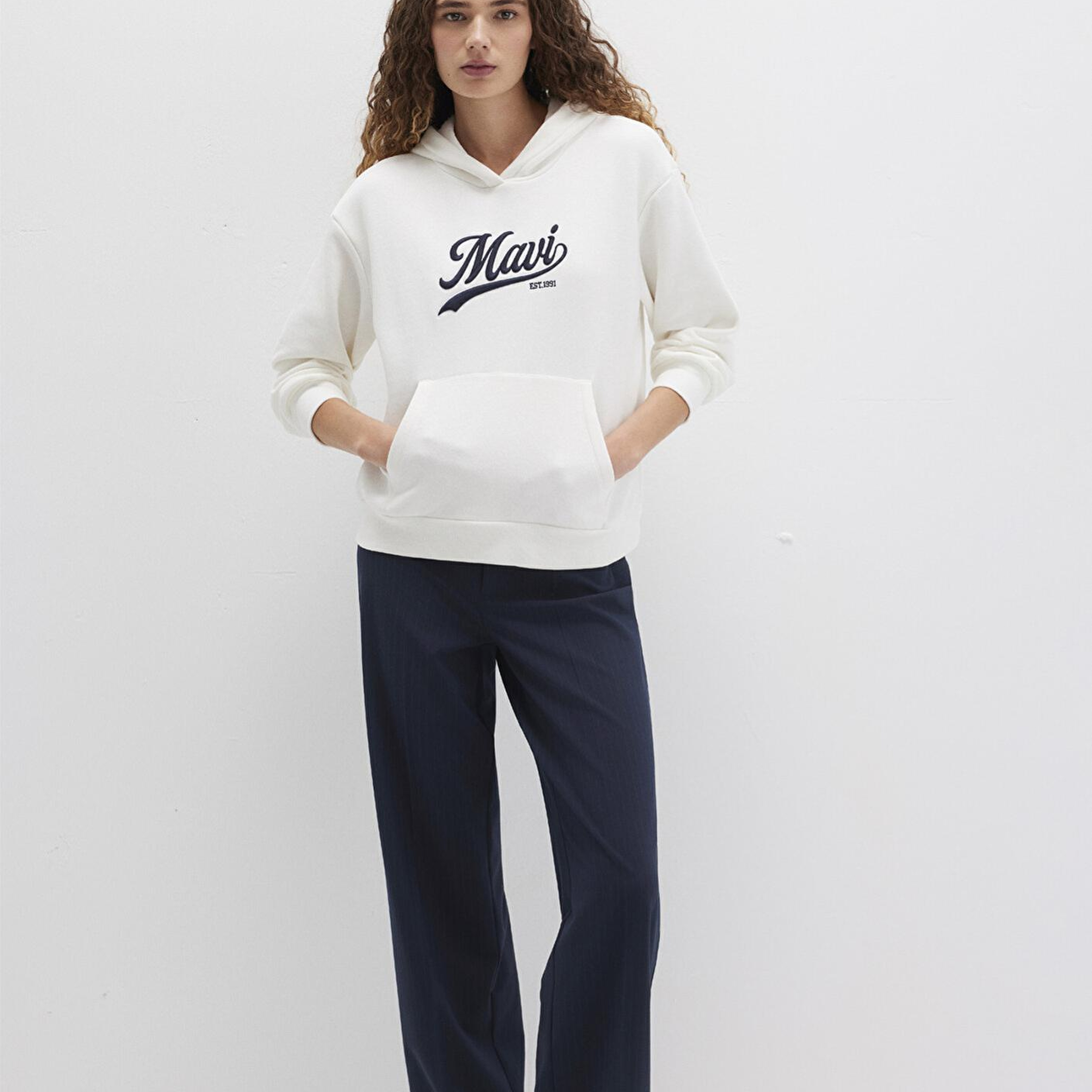 Mavi Mavi Logo Baskılı Kapüşonlu Beyaz Sweatshirt 1S10420-80194
