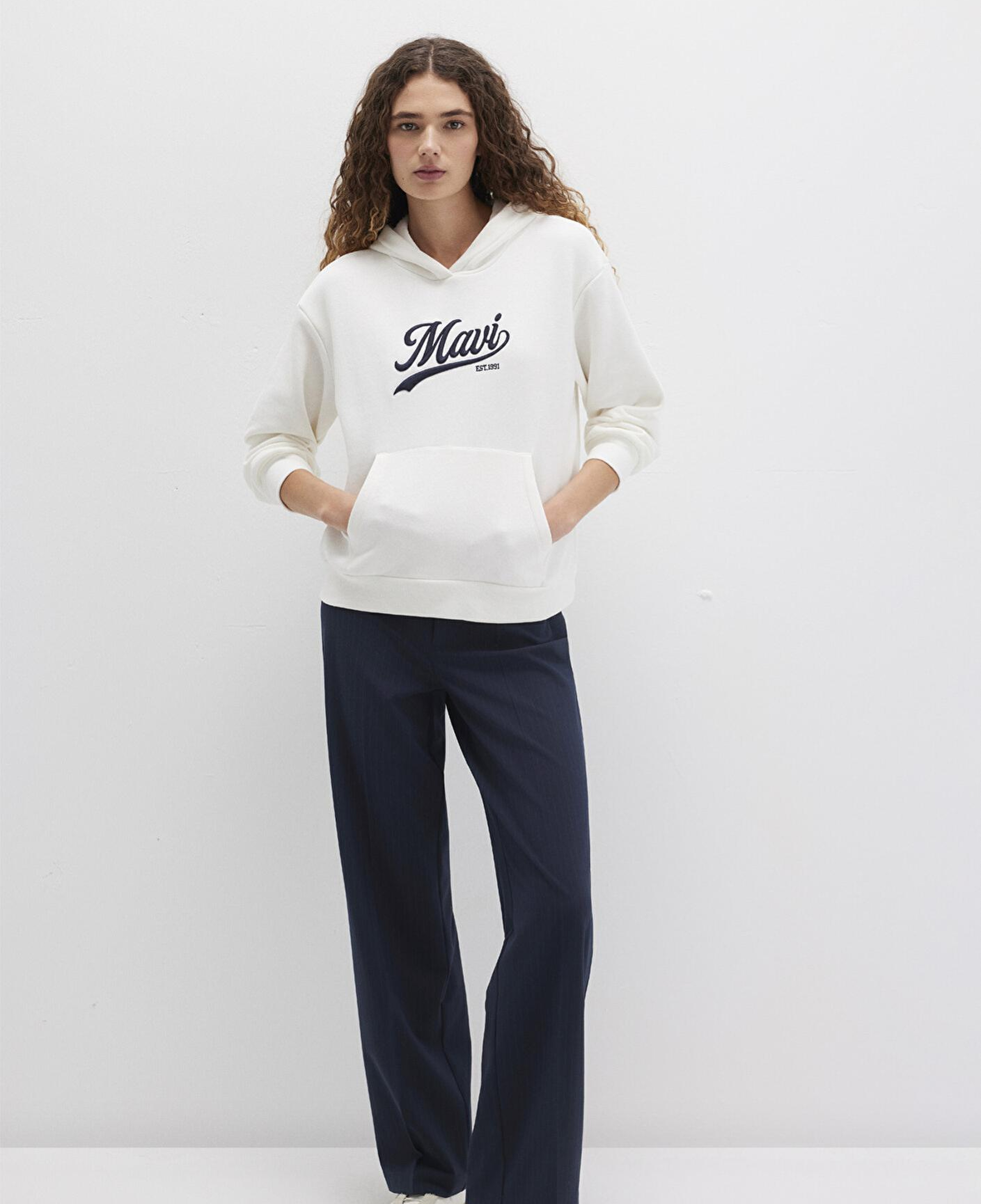 Mavi Mavi Logo Baskılı Kapüşonlu Beyaz Sweatshirt 1S10420-80194