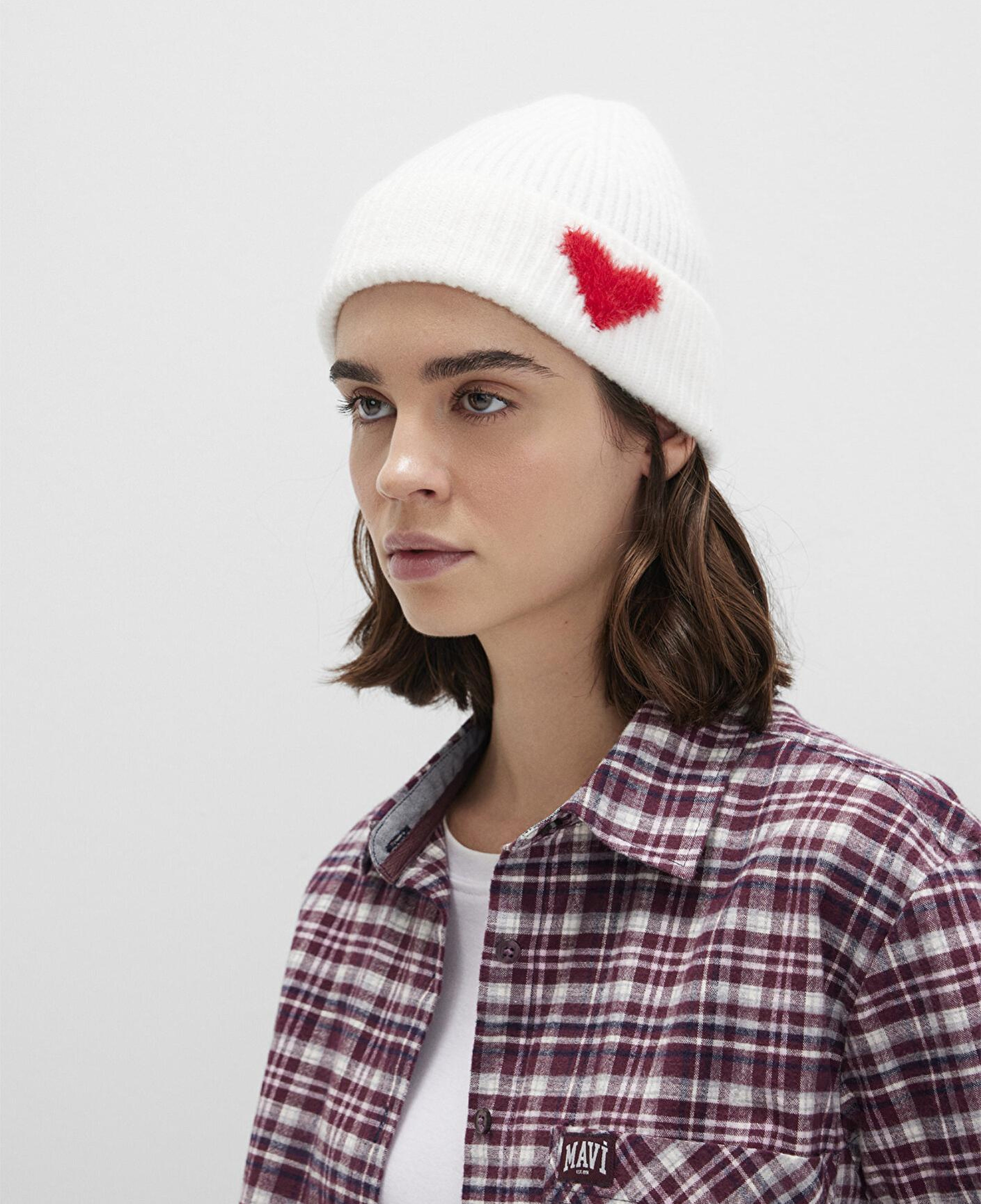 Mavi Kalp Detaylı Beyaz Bere 1913605-20454