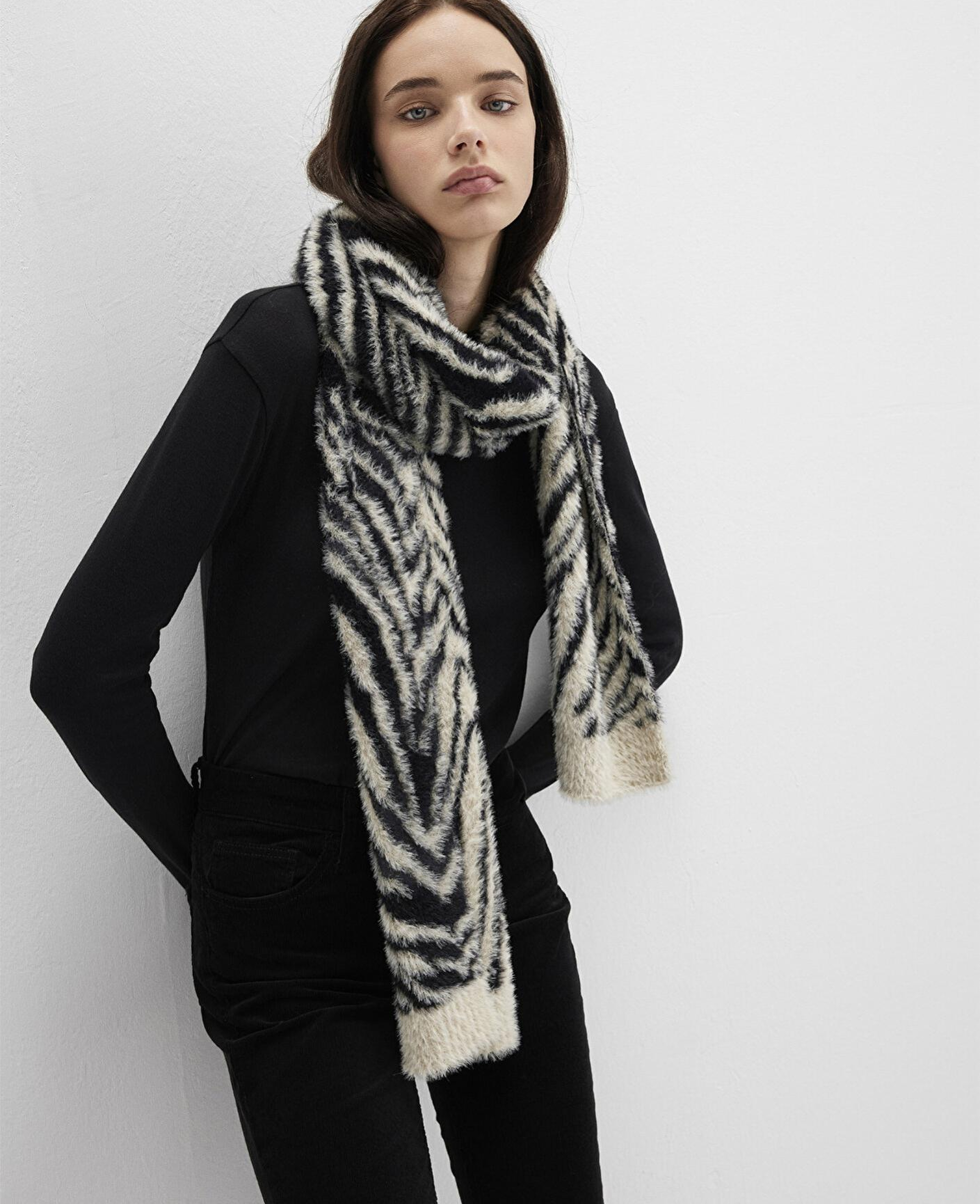 Mavi Zebra Desenli Siyah Atkı 1913600-900