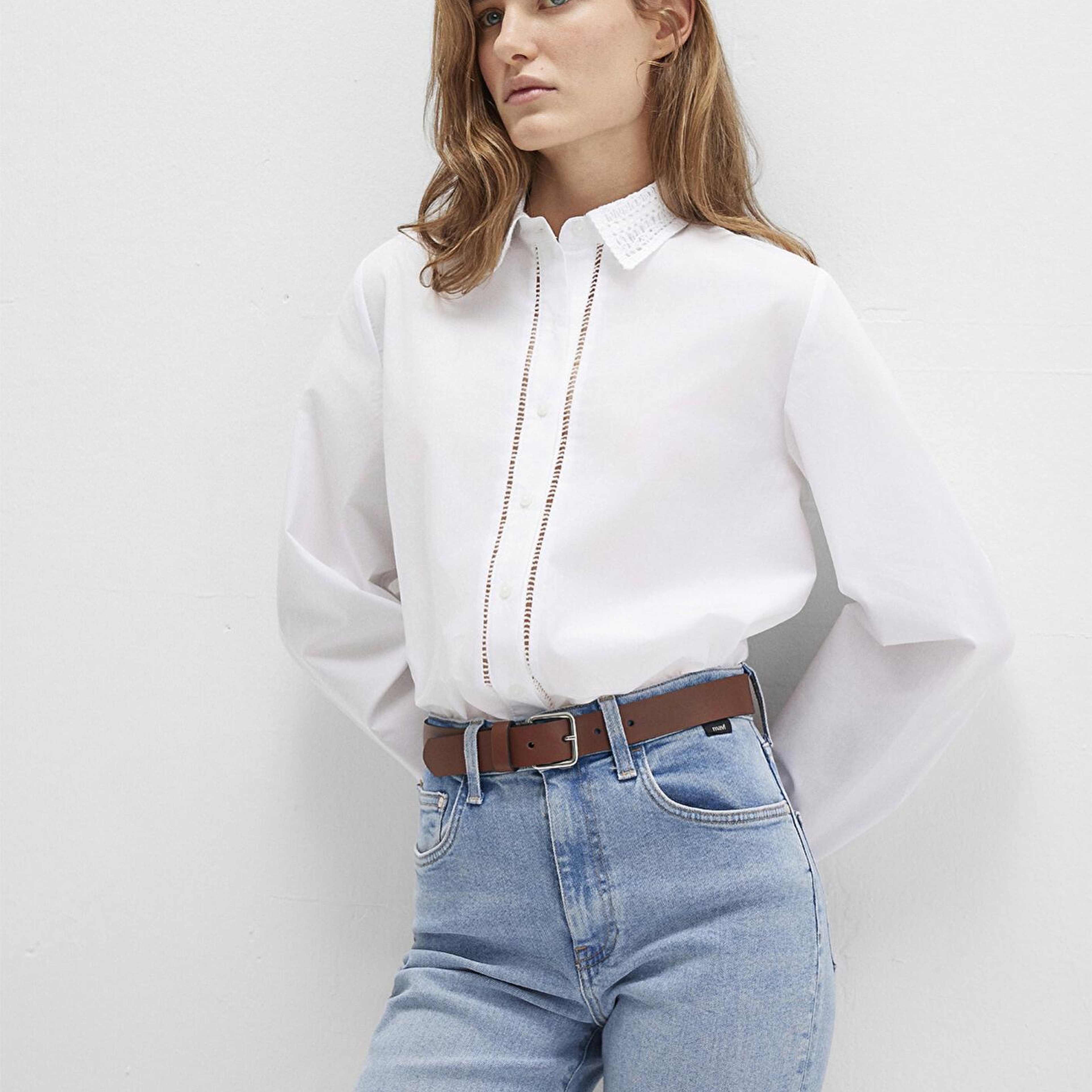 Mavi Nakışlı Şerit Detaylı Beyaz Gömlek Regular Fit / Normal Kesim 1211174-70057