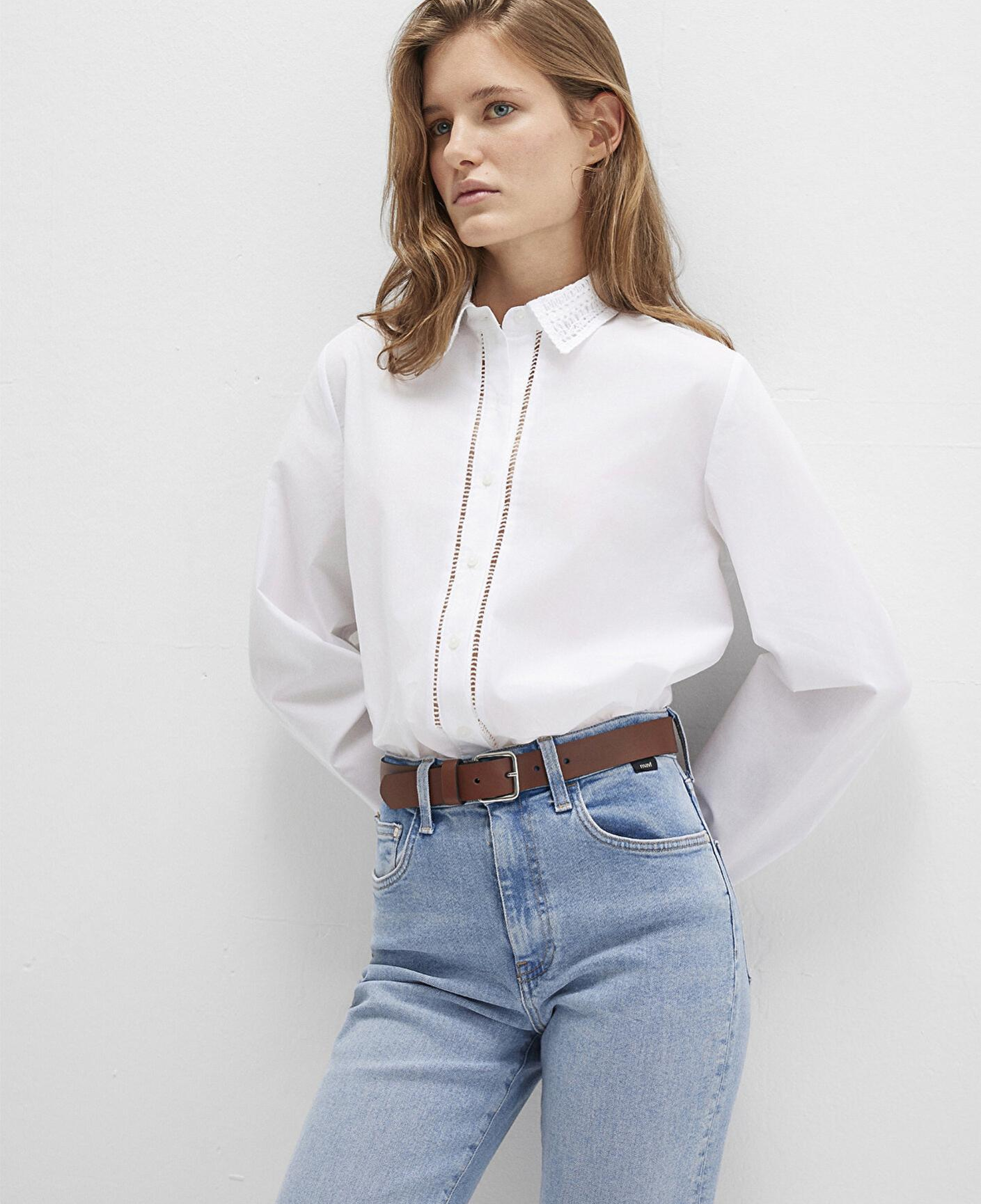 Mavi Nakışlı Şerit Detaylı Beyaz Gömlek Regular Fit / Normal Kesim 1211174-70057