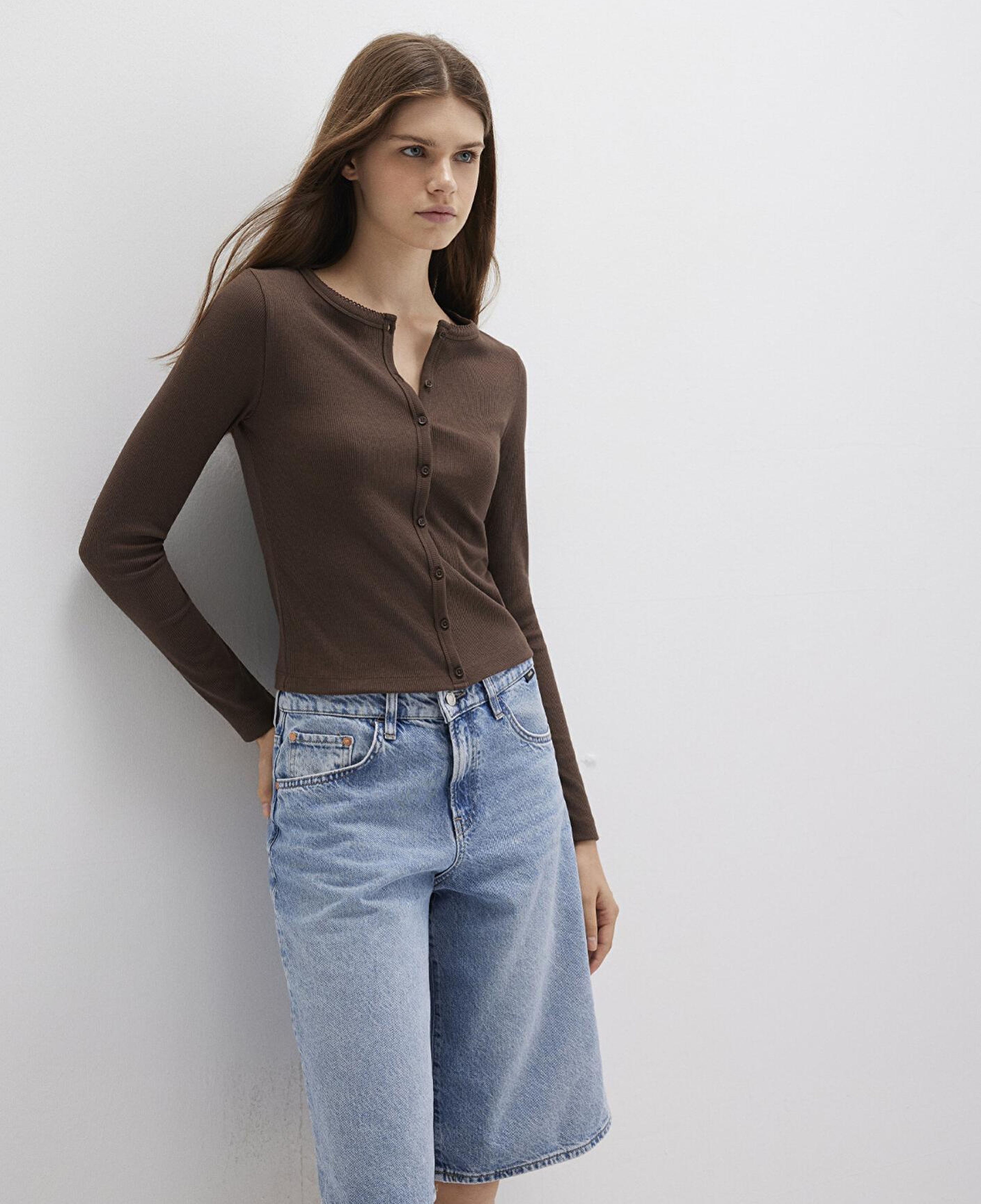 Mavi Düğme Detaylı Kahverengi Uzun Kollu Tişört Fitted / Vücuda Oturan Kesim 1613330-88067