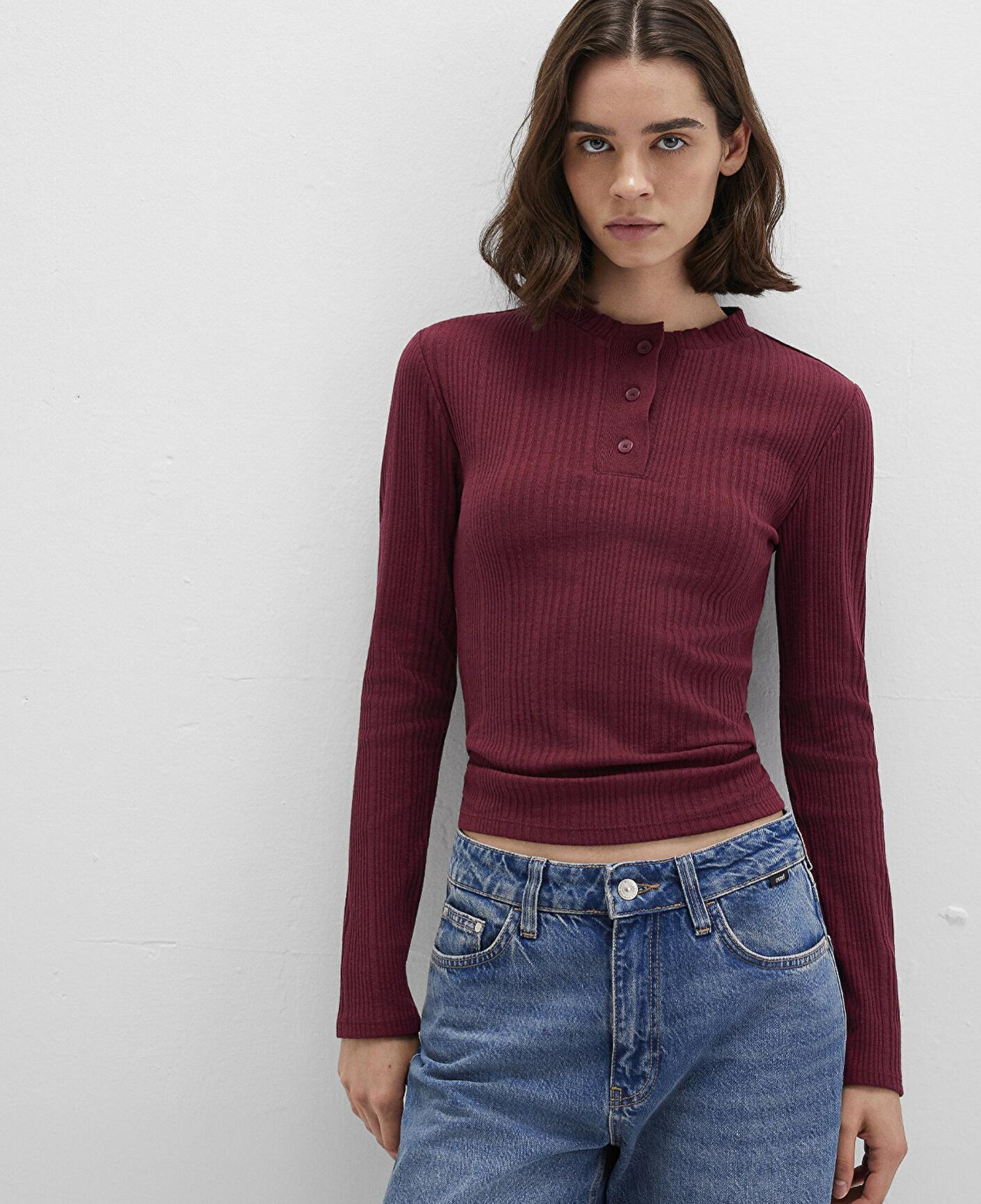 Mavi Düğme Detaylı Bordo Tişört Fitted / Vücuda Oturan Kesim 1613374-70427