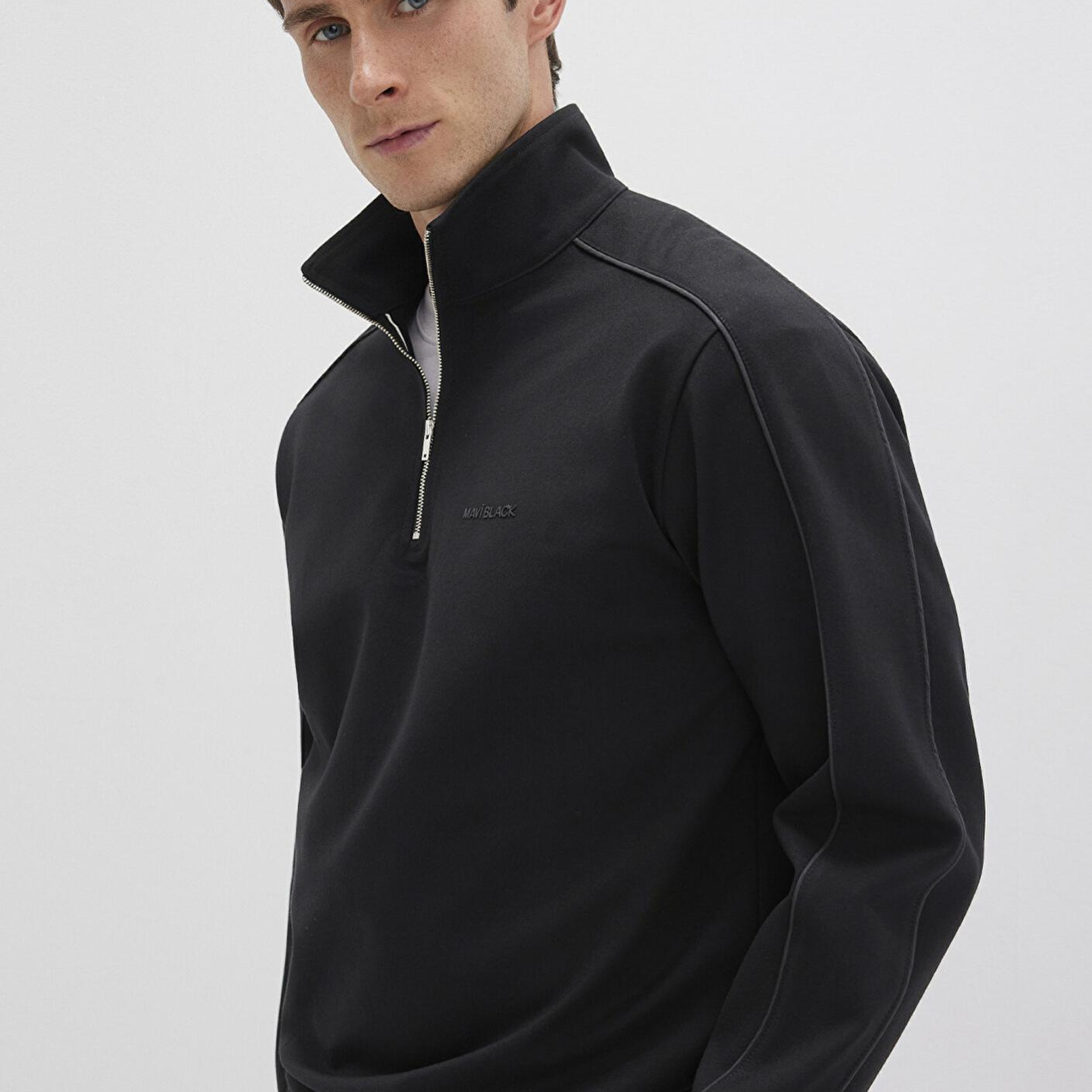 Mavi Yarı Fermuarlı Siyah Sweatshirt 0S10387-900