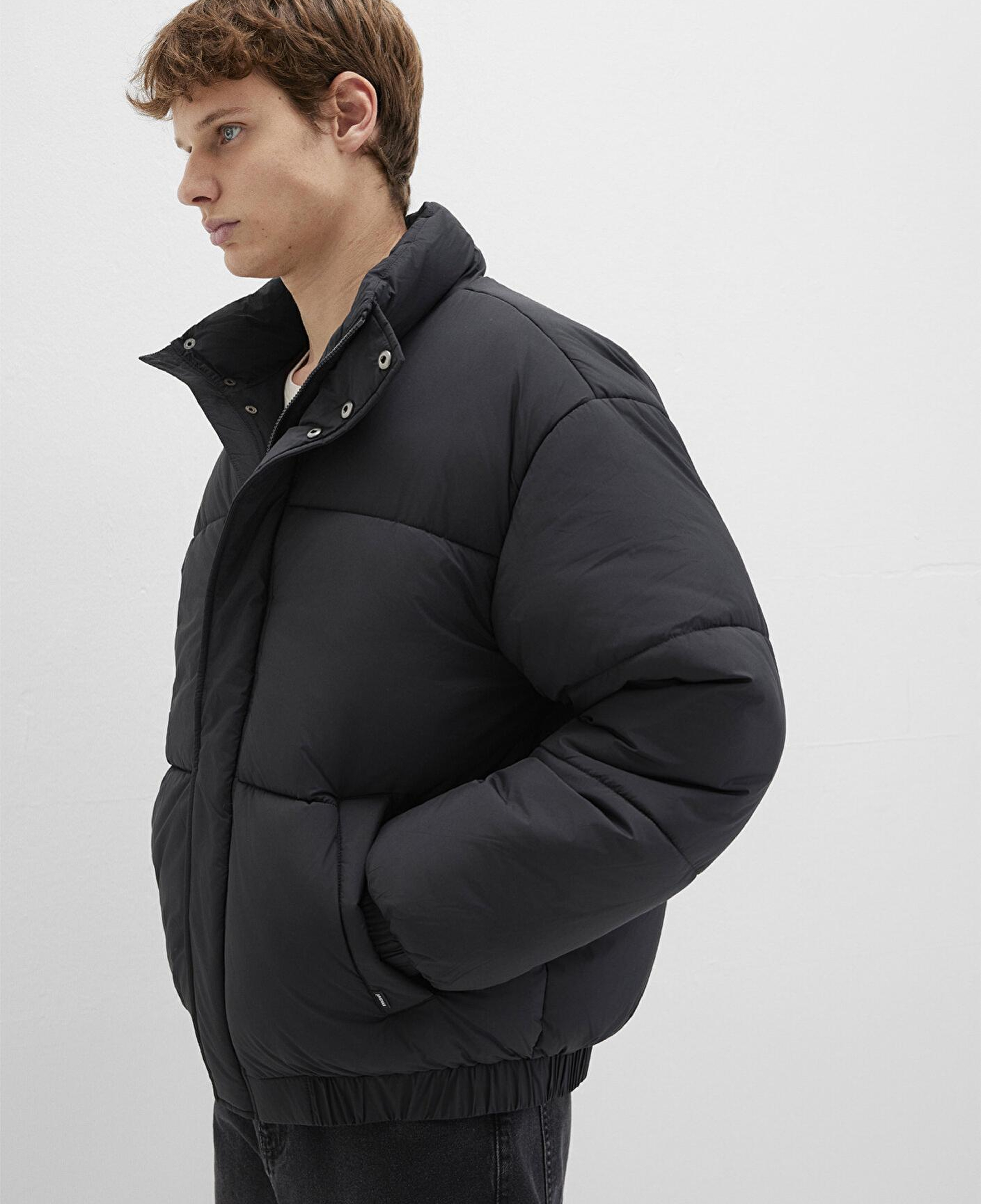 Mavi Dik Yaka Siyah Şişme Mont 0110609-71379