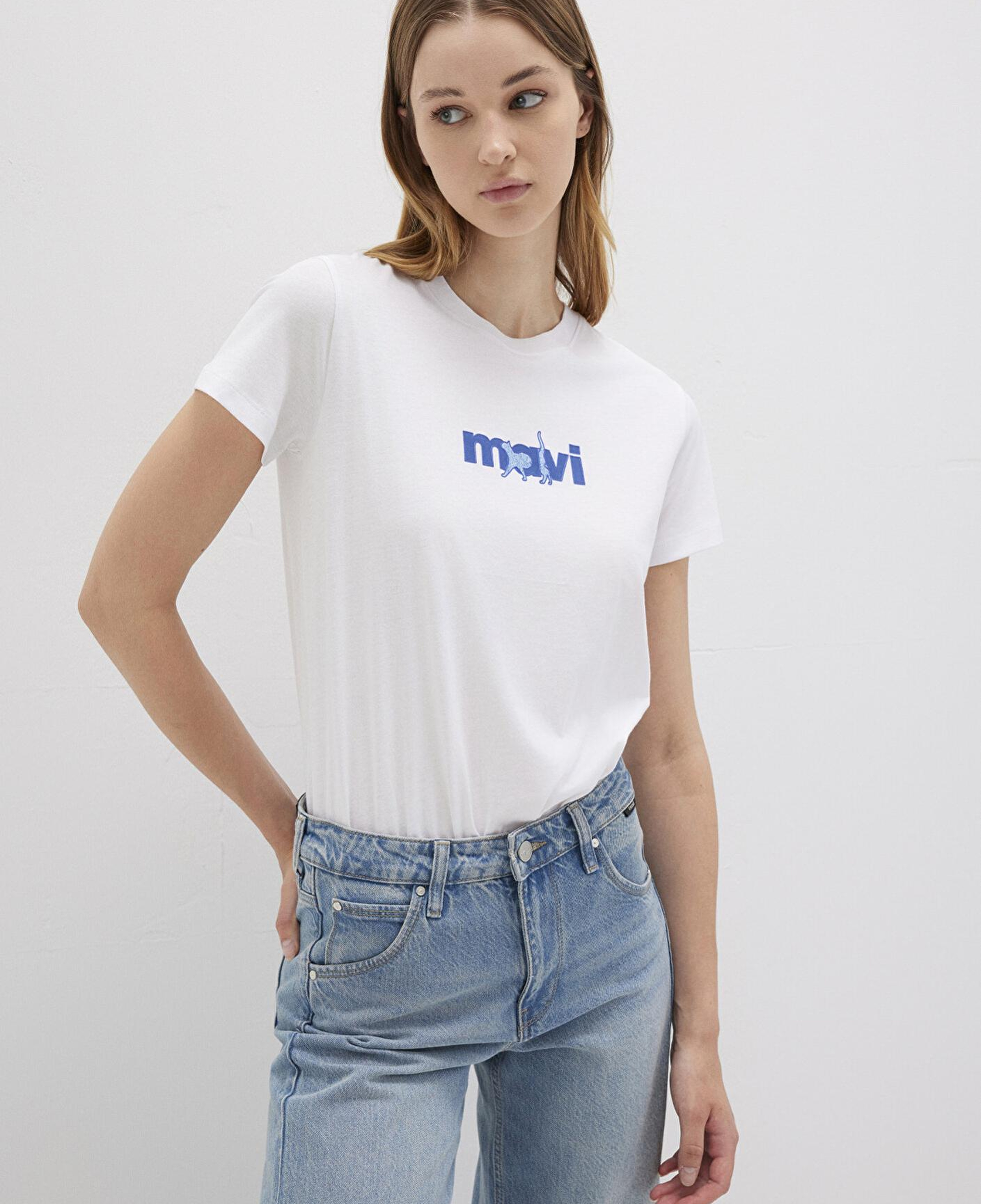 Mavi Mavi Kedi Baskılı Beyaz Tişört Semi Slim Fit / Yarı Dar Kesim 1613287-620