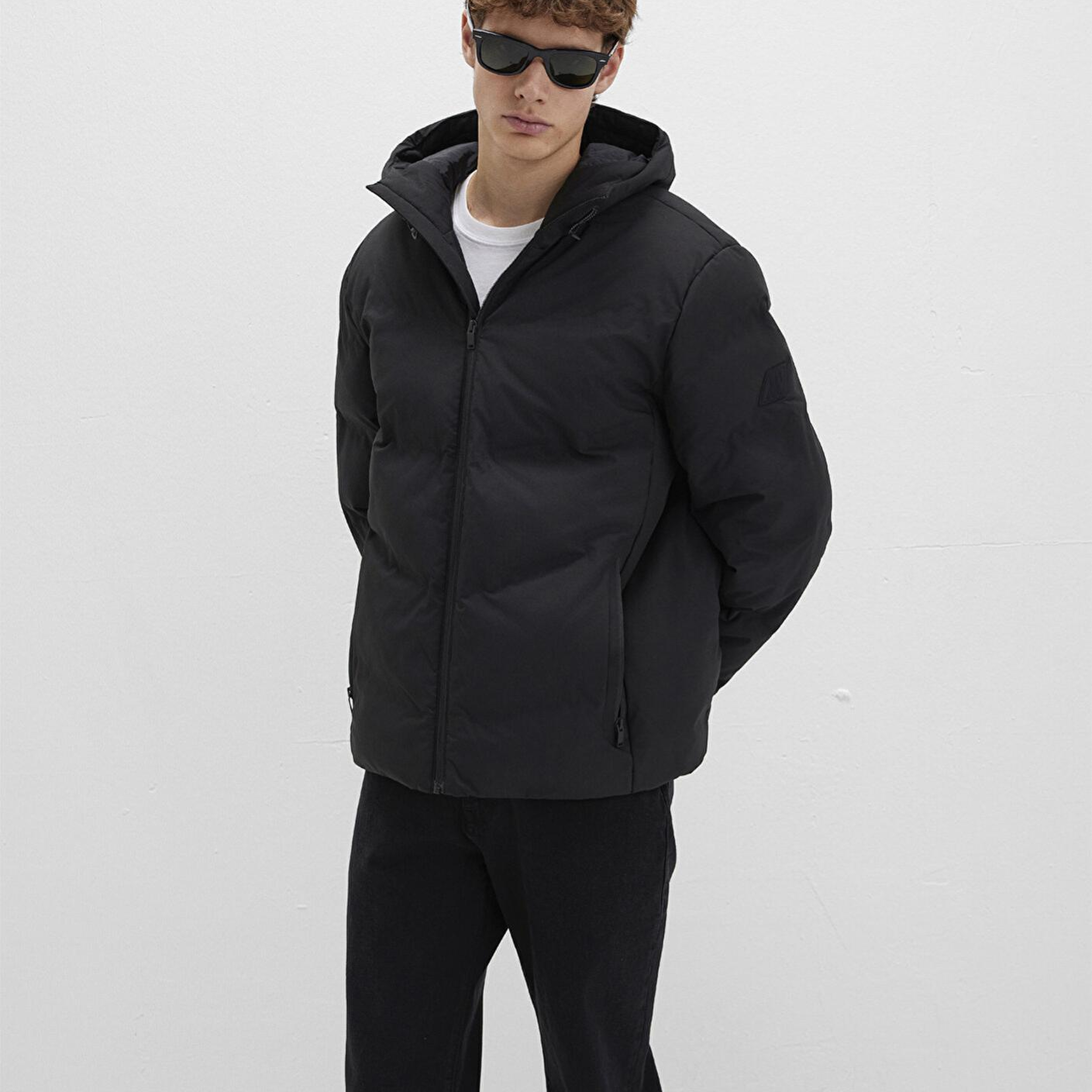 Mavi Su İtici Kapüşonlu Siyah Şişme Mont 0110651-71379