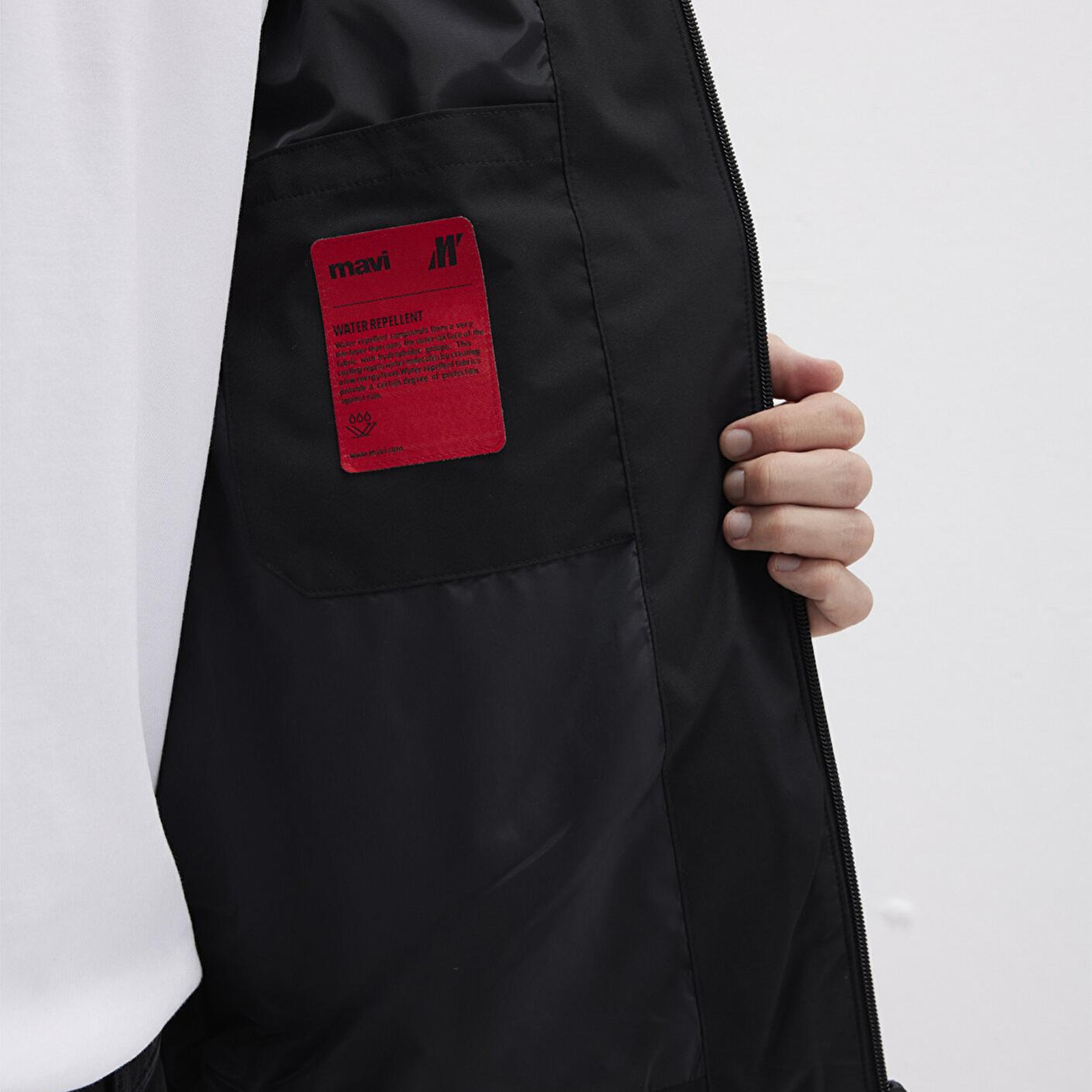 Mavi Su İtici Kapüşonlu Siyah Şişme Mont 0110651-71379