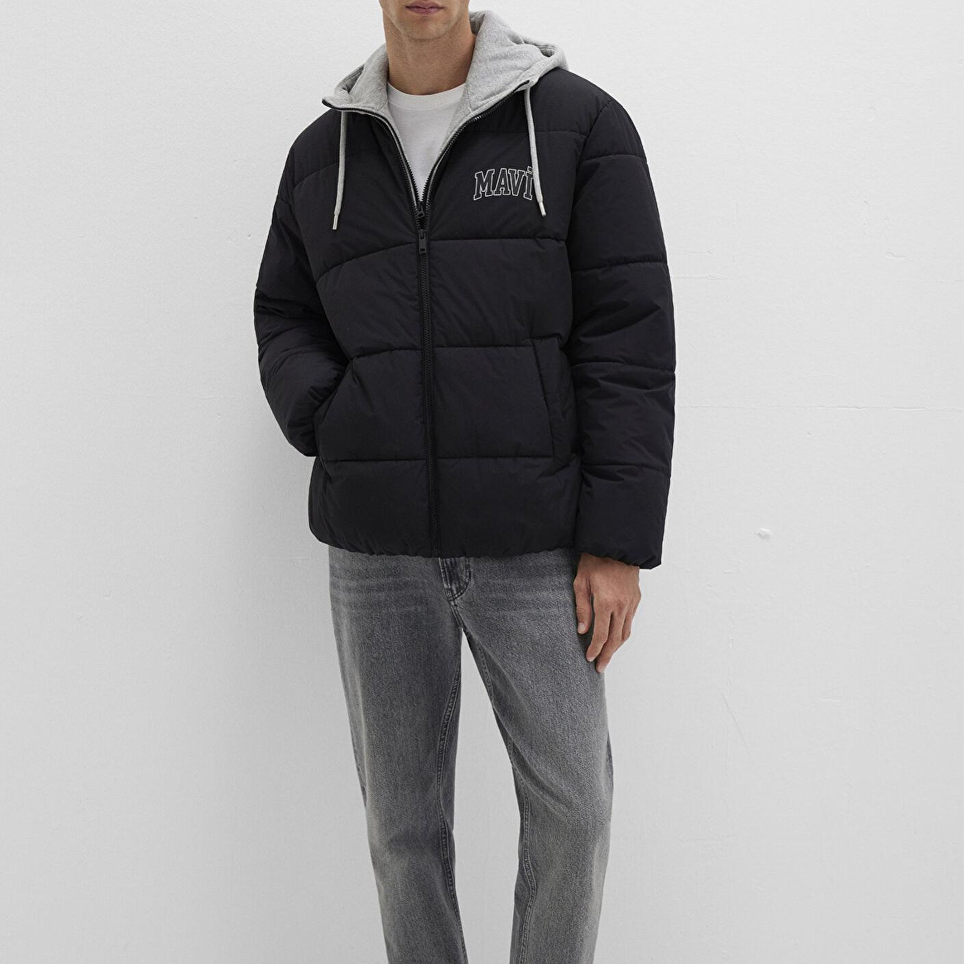 Mavi Mavi Logo Baskılı Kapüşonlu Siyah Şişme Mont 0110662-71379