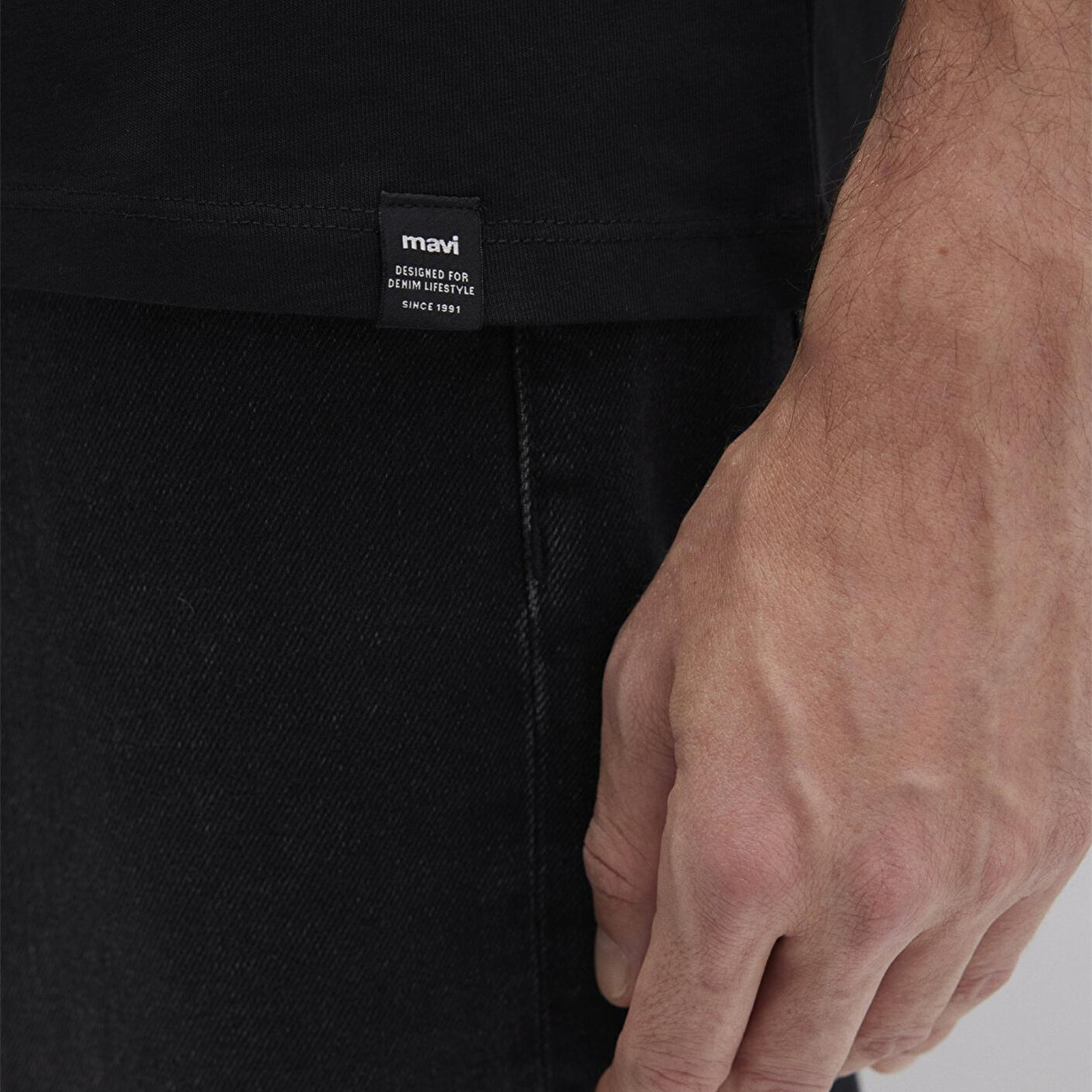 Mavi Etiket Detaylı Siyah Basic Tişört Loose Fit / Bol Rahat Kesim 0611824-900