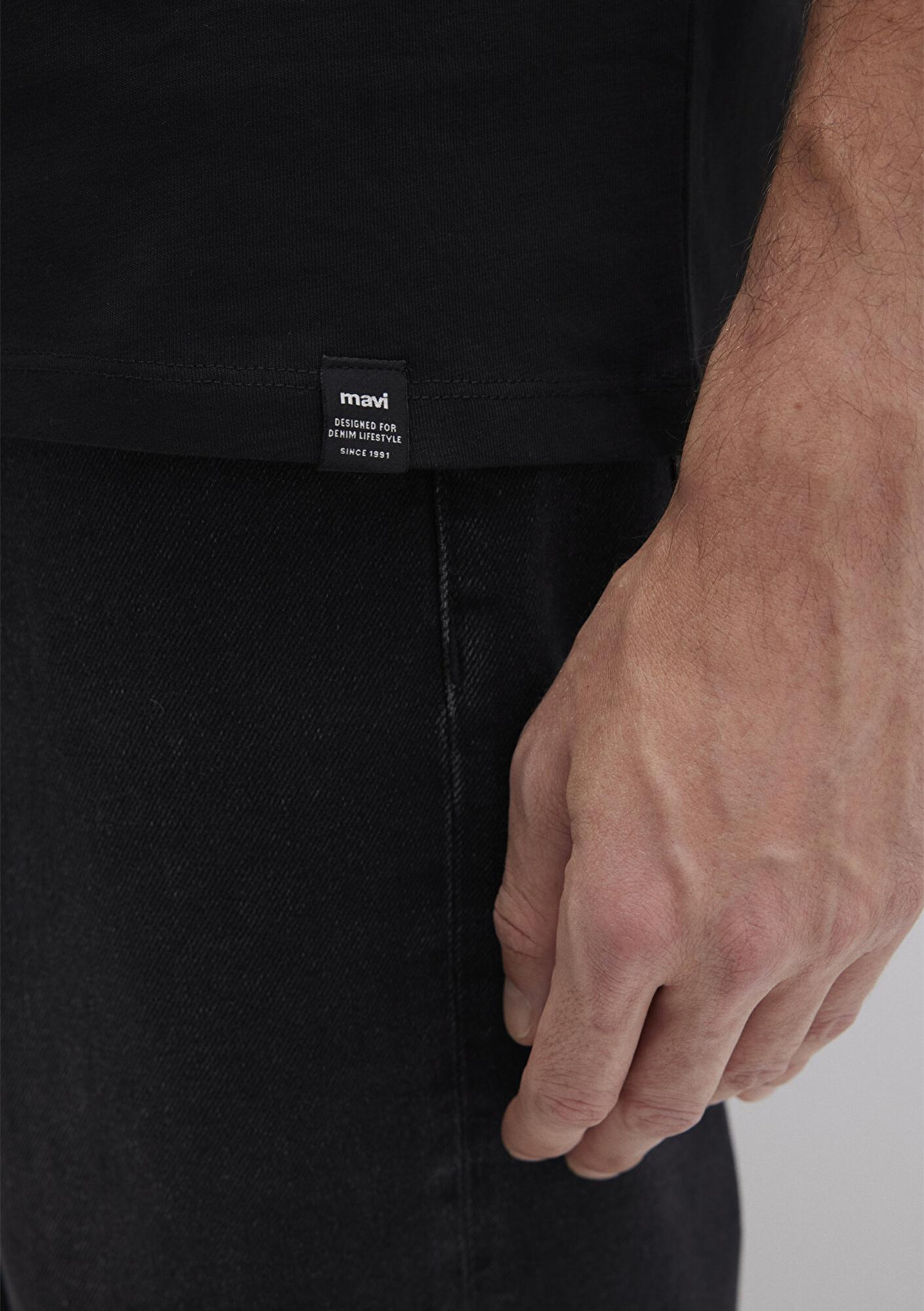 Mavi Etiket Detaylı Siyah Basic Tişört Loose Fit / Bol Rahat Kesim 0611824-900