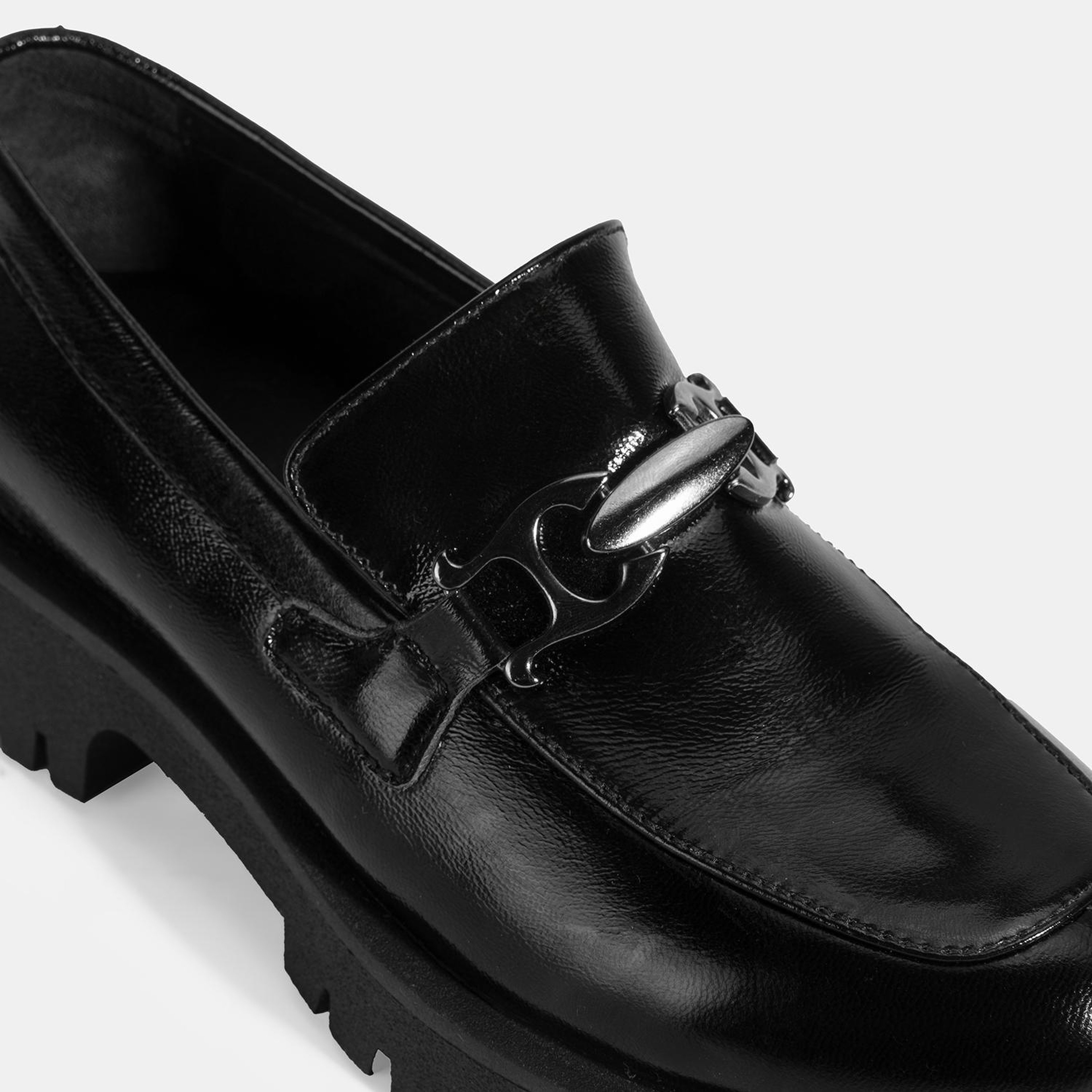 Kadın Siyah Metal Aksesuarlı Rugan Loafer