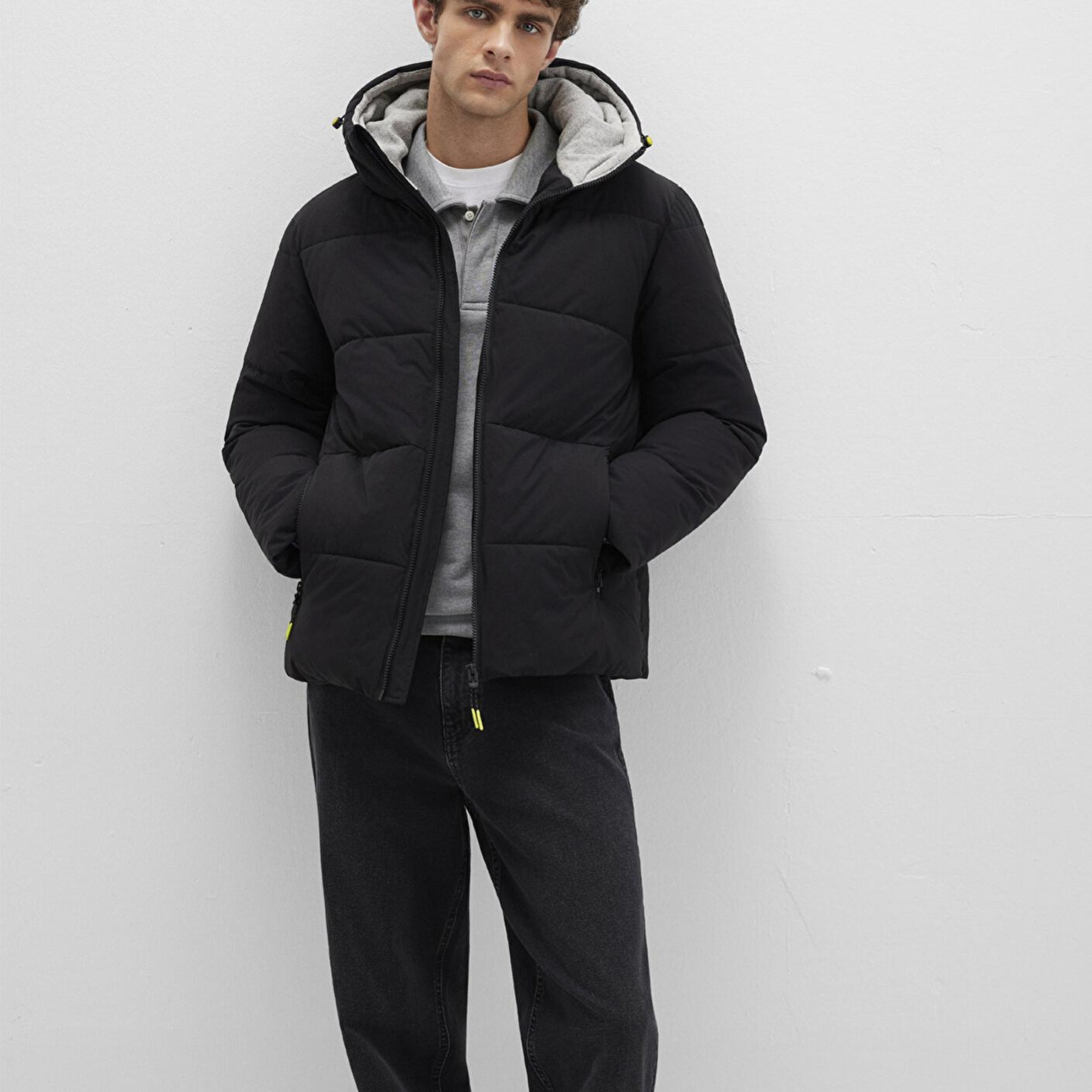 Mavi Kapüşonlu Siyah Şişme Mont 0110211-900