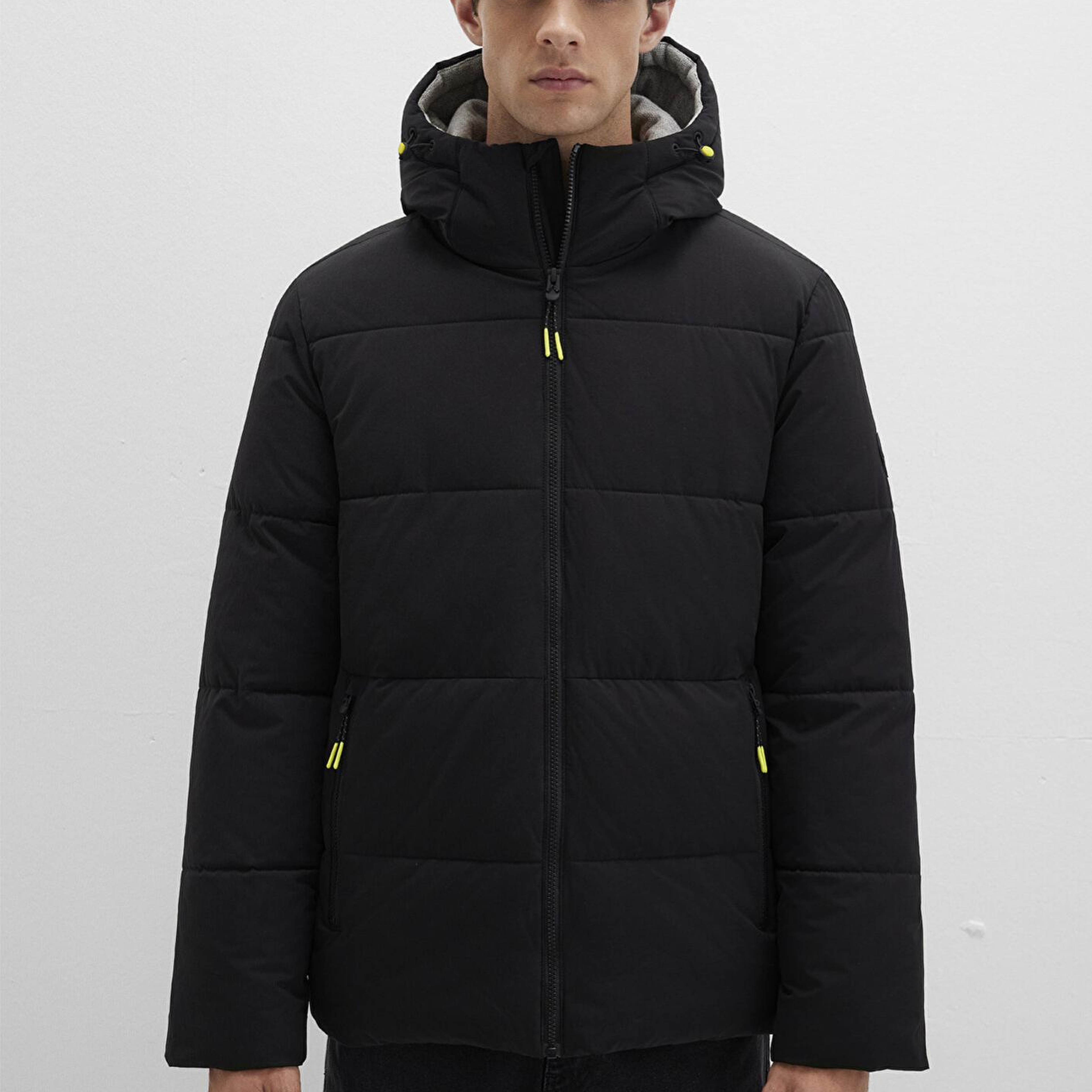 Mavi Kapüşonlu Siyah Şişme Mont 0110211-900