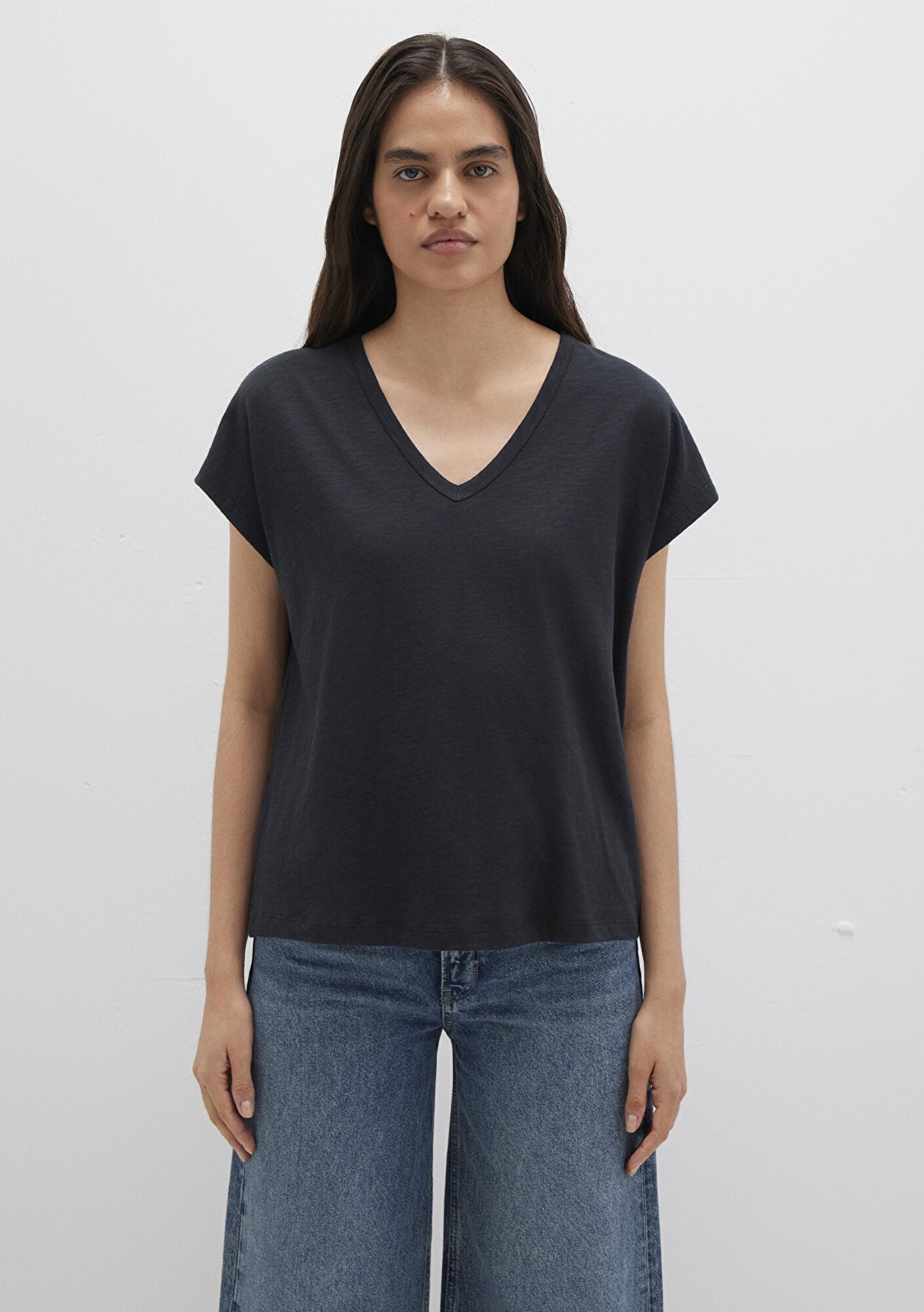 Mavi V Yaka Siyah Basic Tişört Regular Fit / Normal Kesim 1612380-900