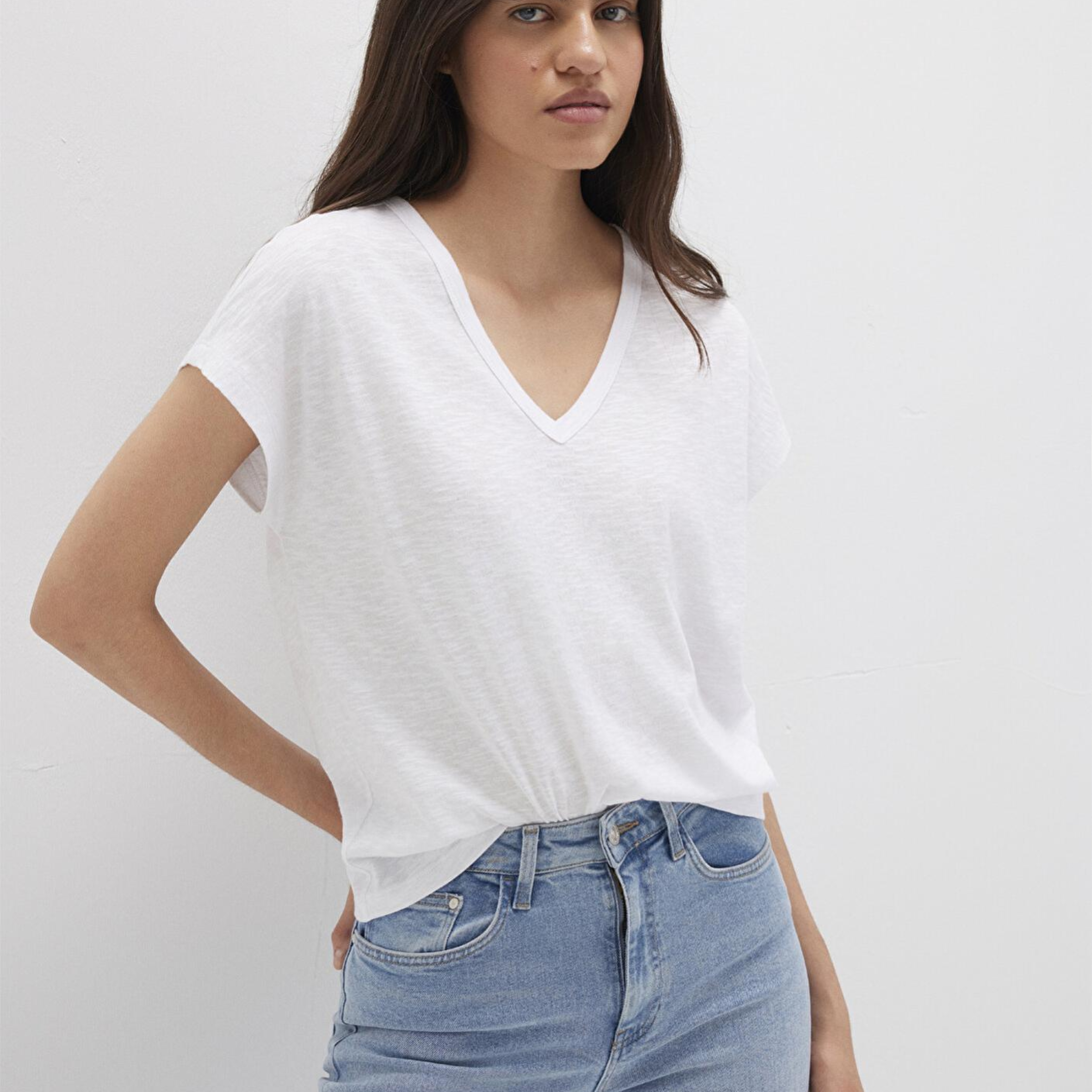 Mavi V Yaka Beyaz Basic Tişört Regular Fit / Normal Kesim 1612380-620