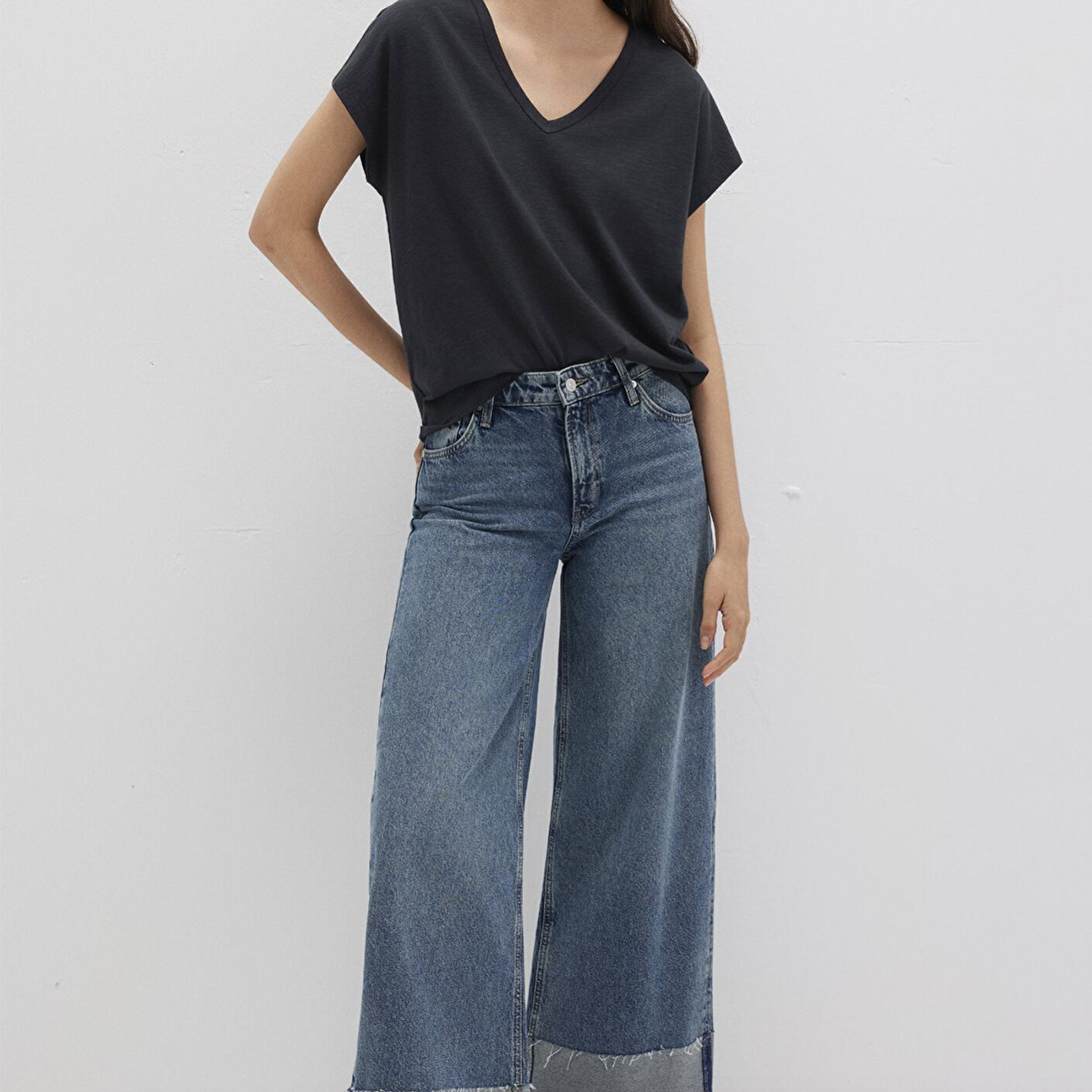 Mavi V Yaka Siyah Basic Tişört Regular Fit / Normal Kesim 1612380-900