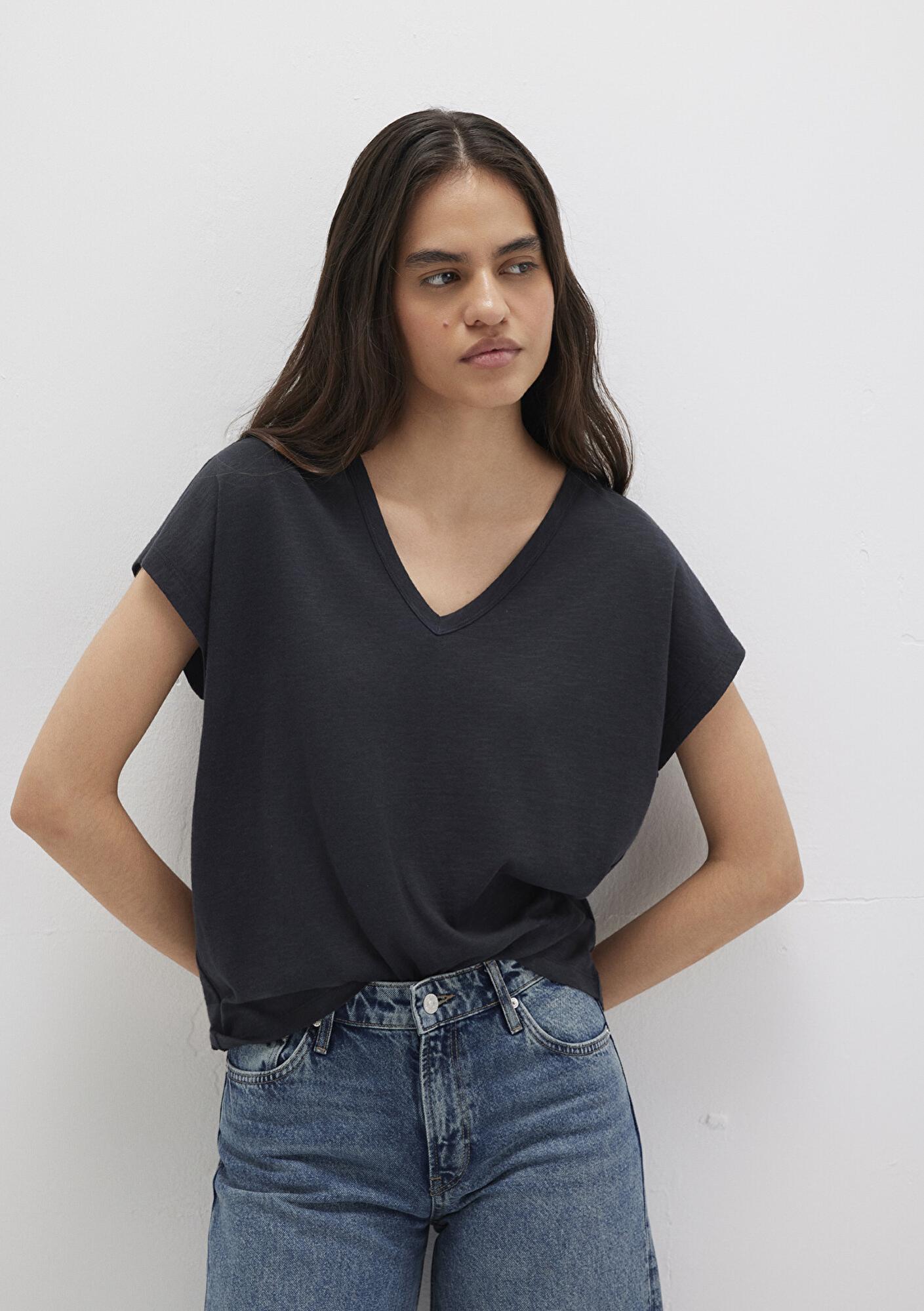 Mavi V Yaka Siyah Basic Tişört Regular Fit / Normal Kesim 1612380-900