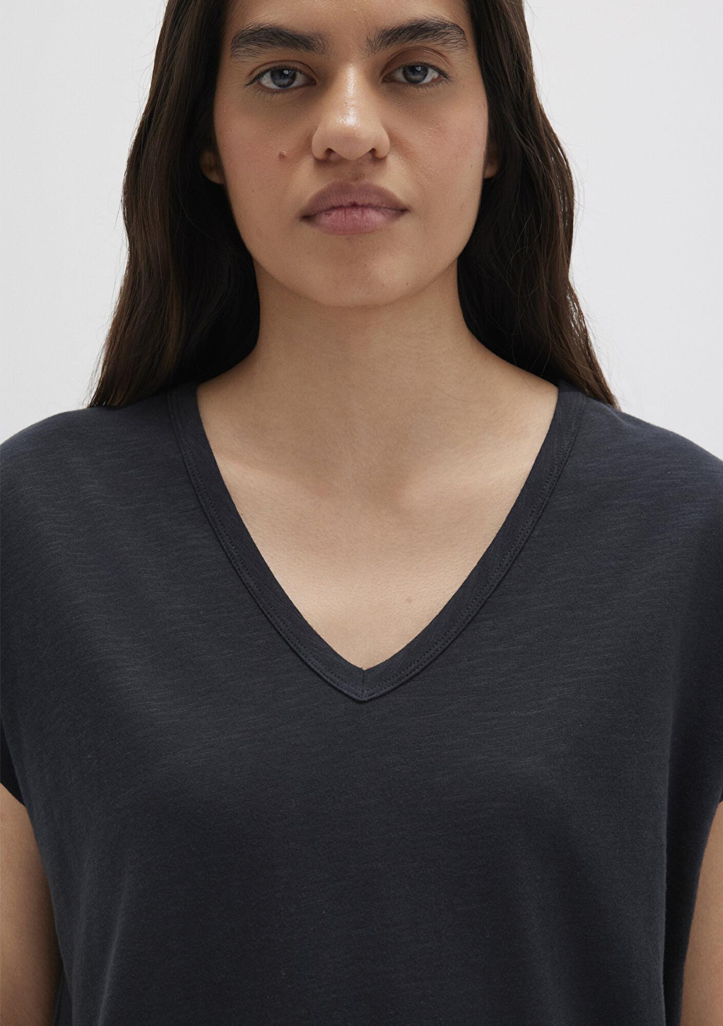 Mavi V Yaka Siyah Basic Tişört Regular Fit / Normal Kesim 1612380-900