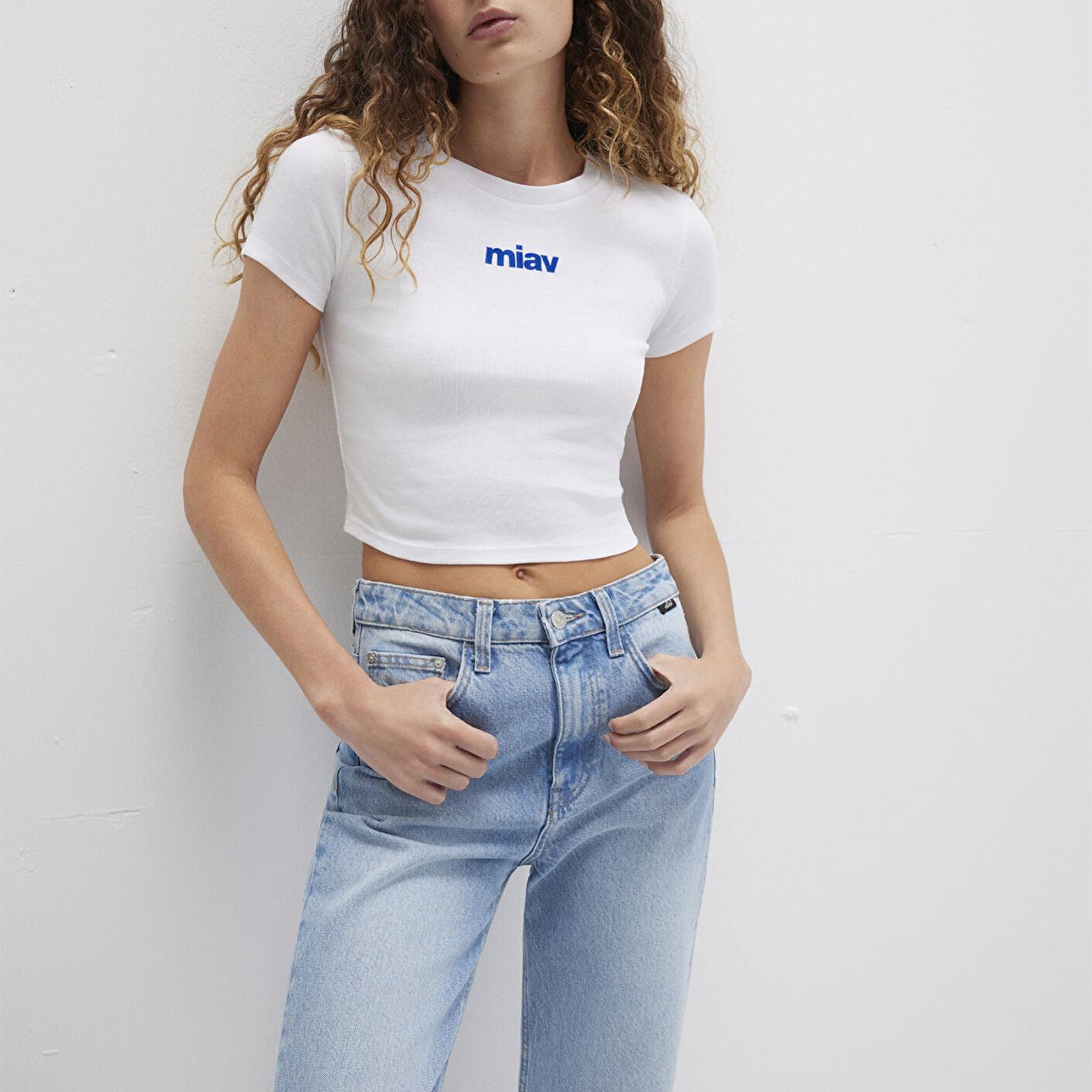 Mavi Miav Baskılı Beyaz Crop Tişört Crop / Kısa Kesim 1612453-620