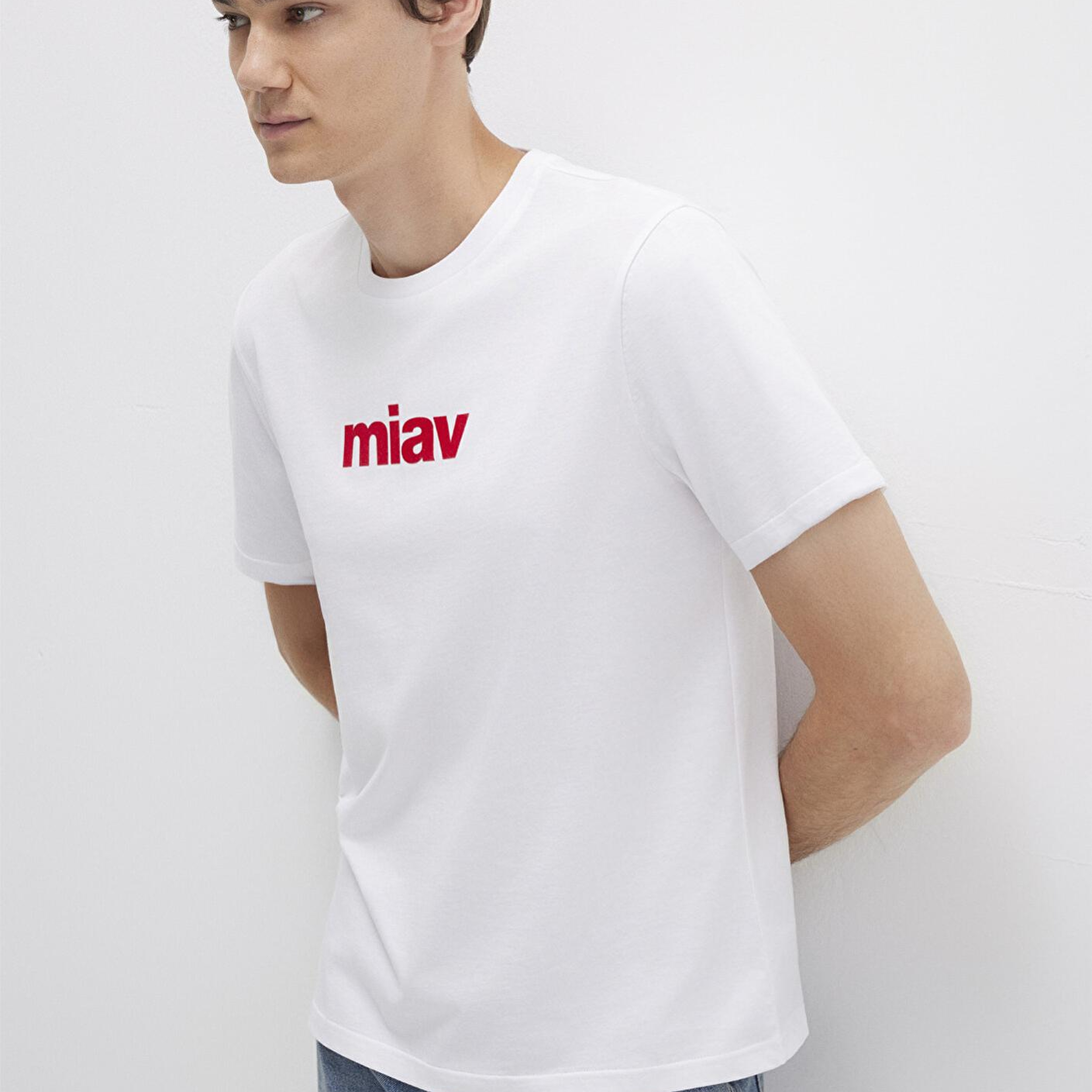 Mavi Kırmızı Miav Baskılı Beyaz Tişört Regular Fit / Normal Kesim 067153-622