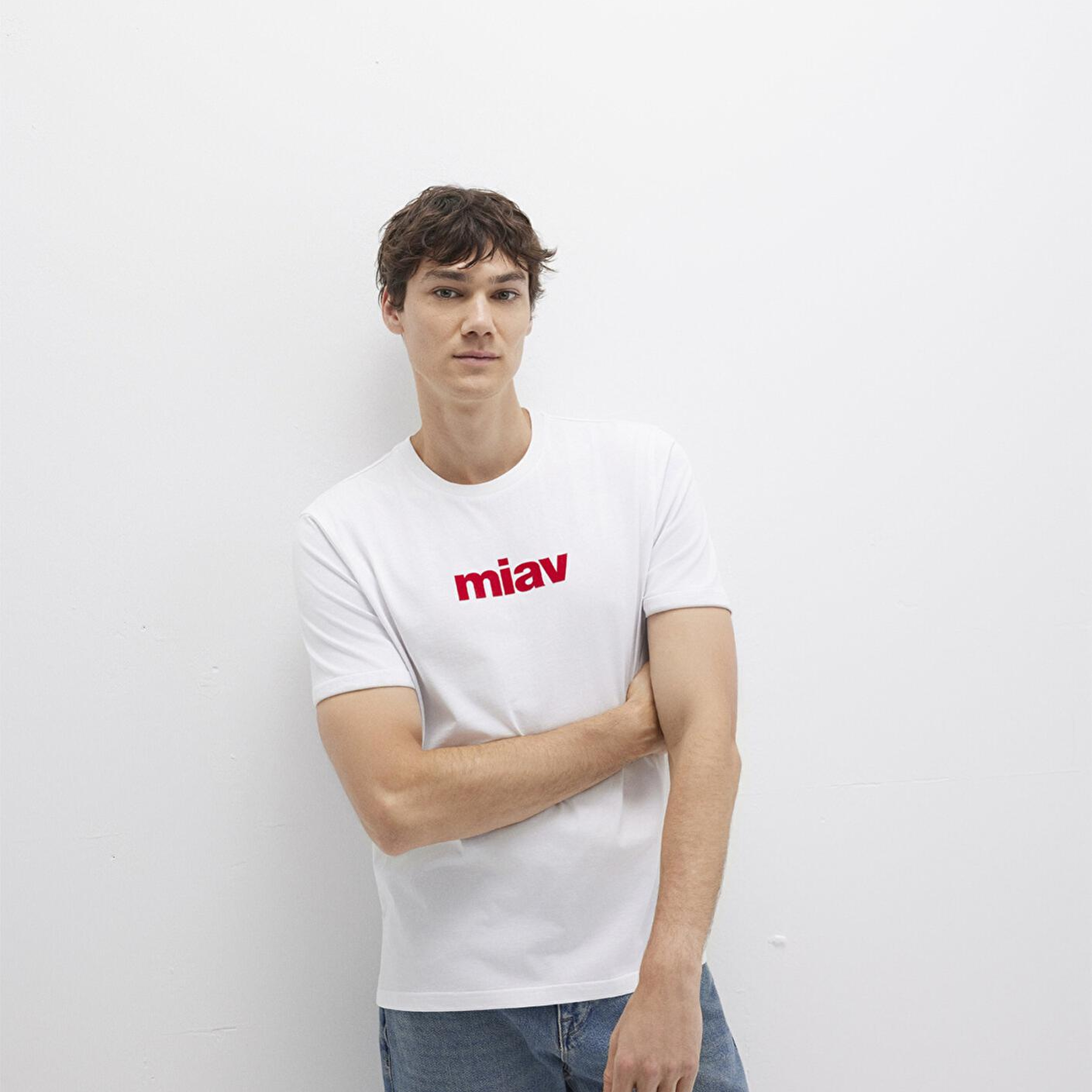 Mavi Kırmızı Miav Baskılı Beyaz Tişört Regular Fit / Normal Kesim 067153-622