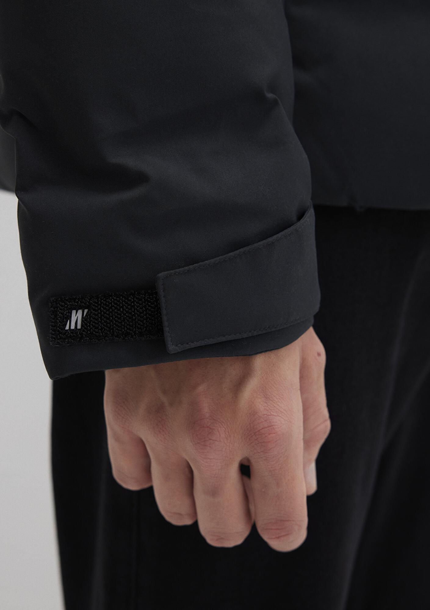 Mavi Su İtici Kapüşonlu Siyah Şişme Mont 0110313-71379