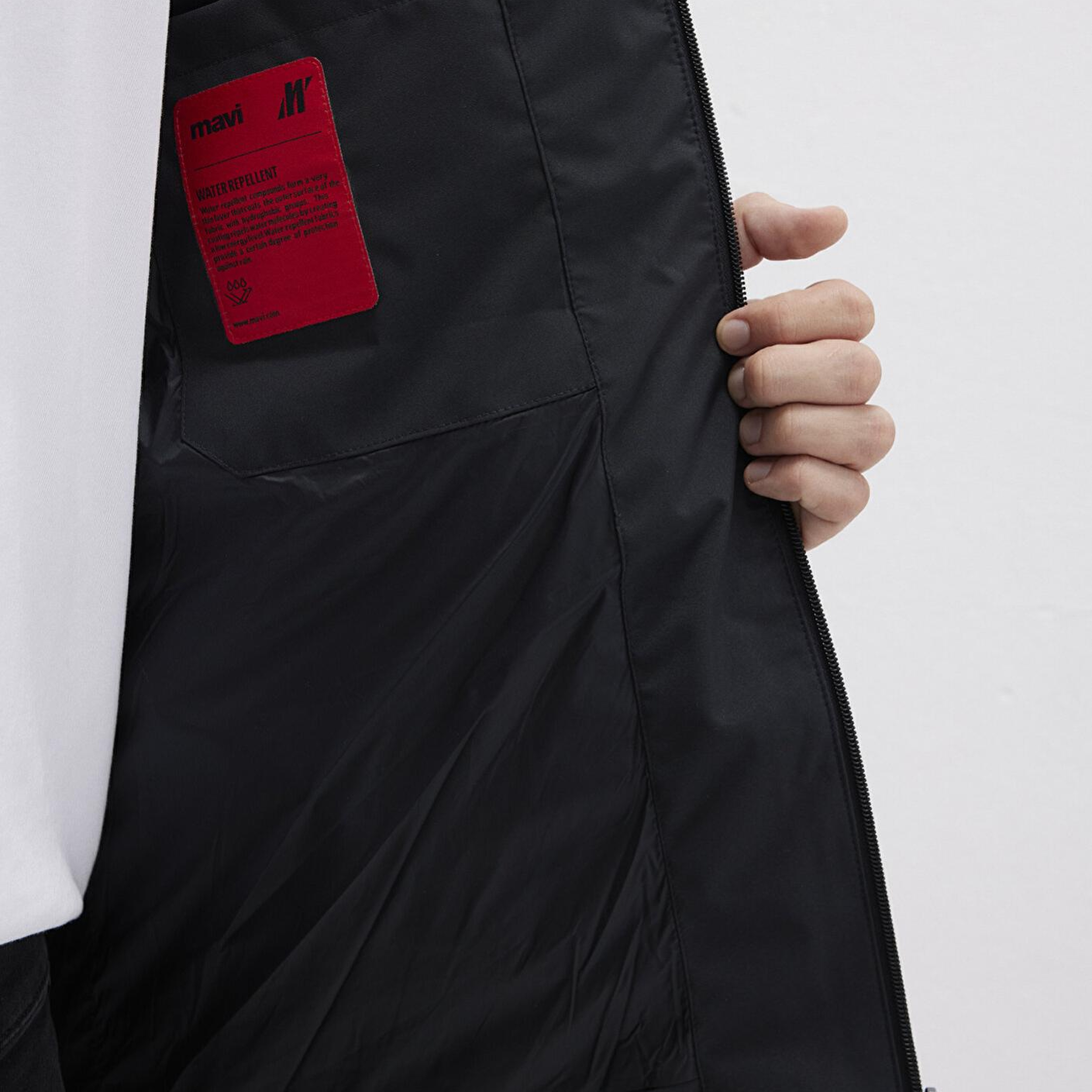 Mavi Su İtici Kapüşonlu Siyah Şişme Mont 0110313-71379