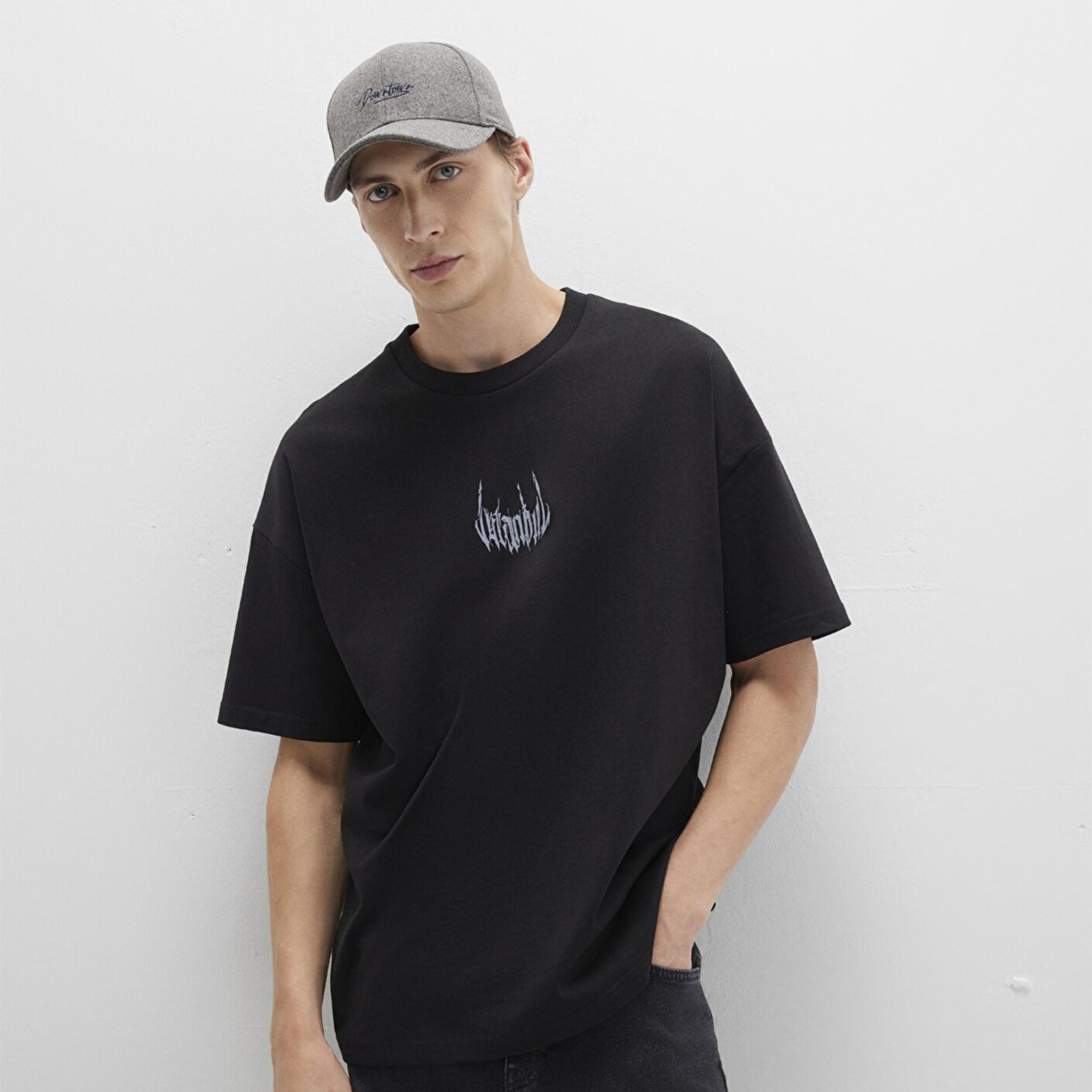 Mavi İstanbul Baskılı Siyah Tişört Oversize / Geniş Kesim 0611865-900