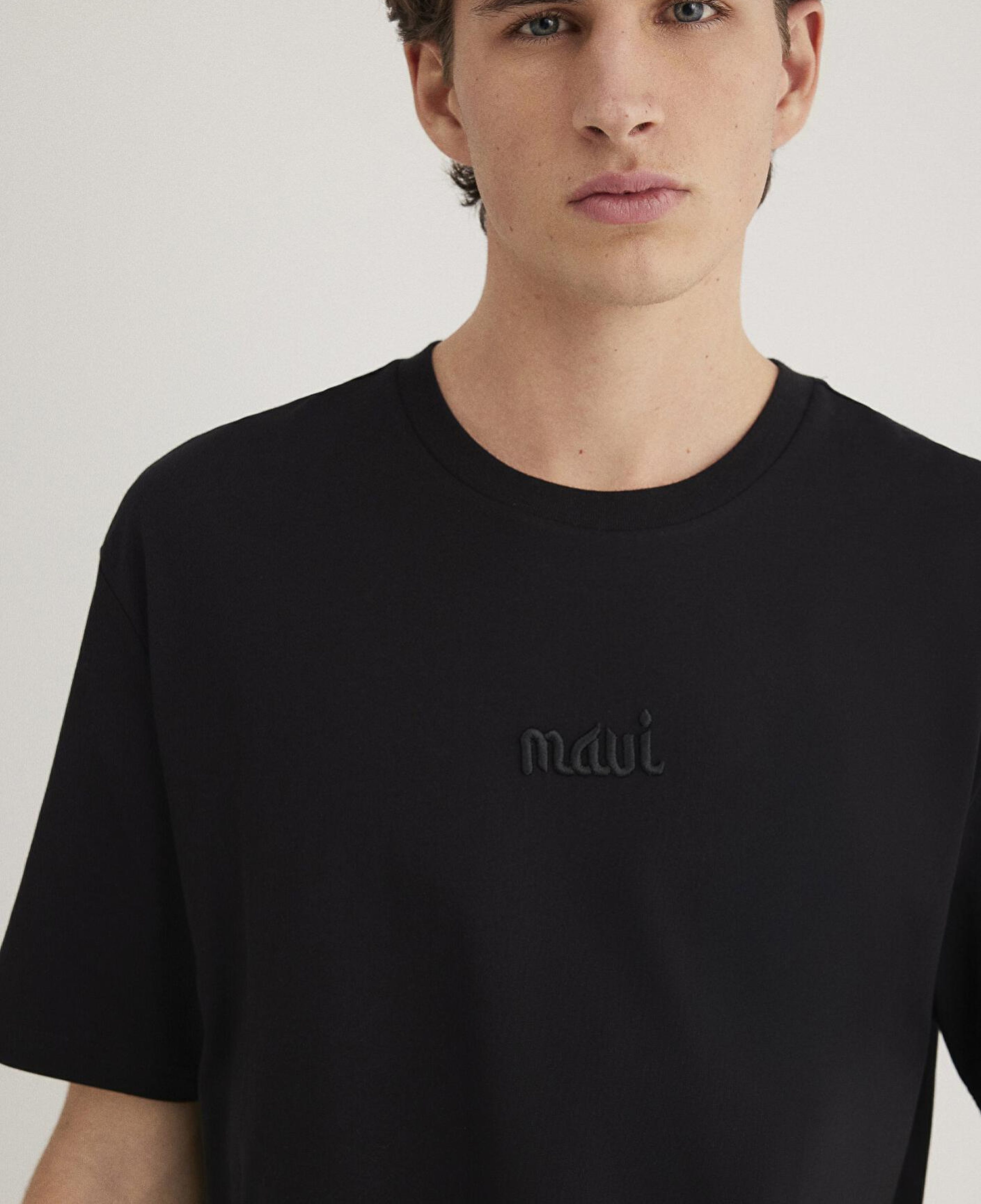 Mavi Mavi Nakışlı Siyah Basic Tişört Loose Fit / Bol Rahat Kesim 0610100-900