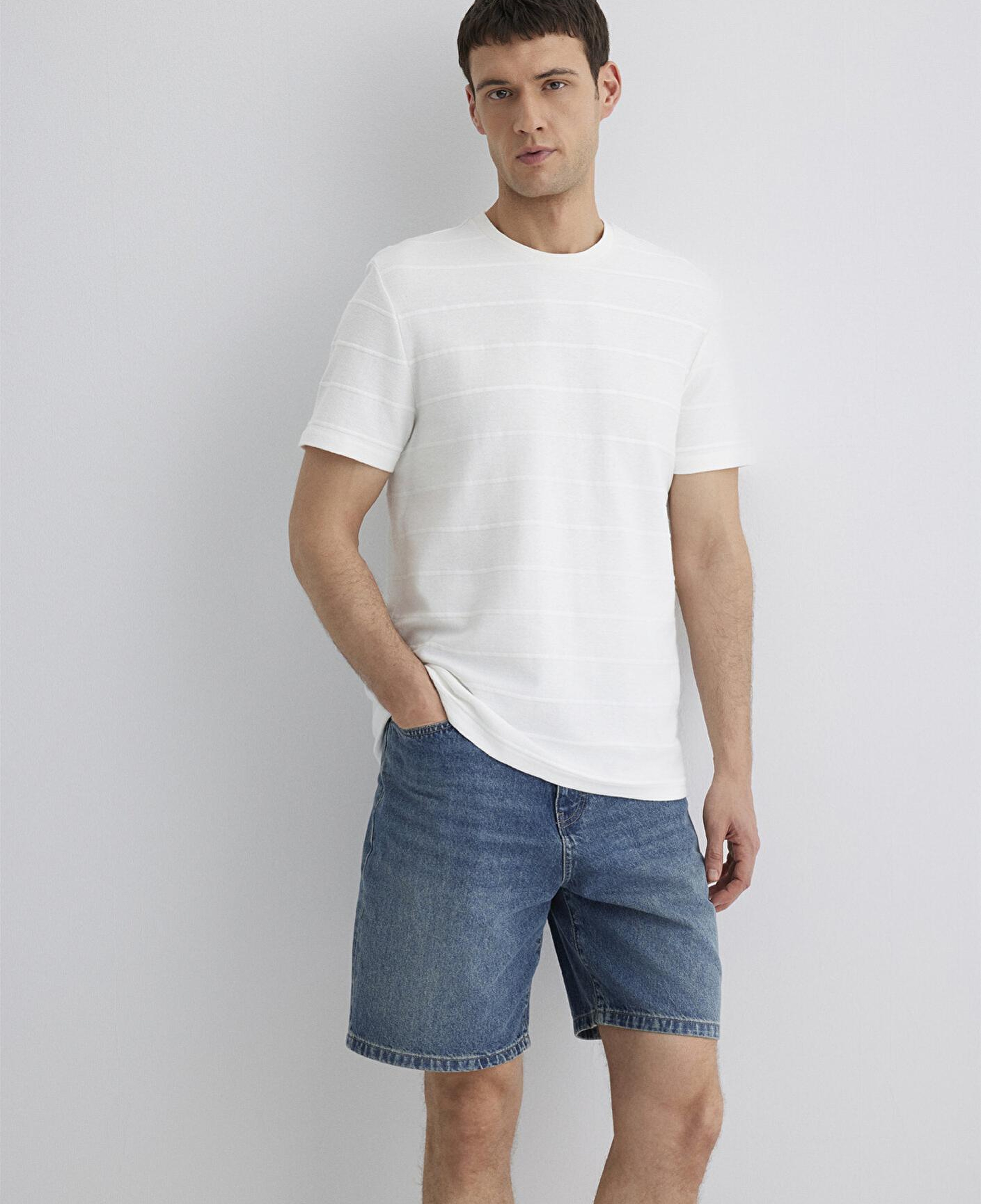 Mavi Çizgi Detaylı Beyaz Tişört Regular Fit / Normal Kesim 0611409-70057