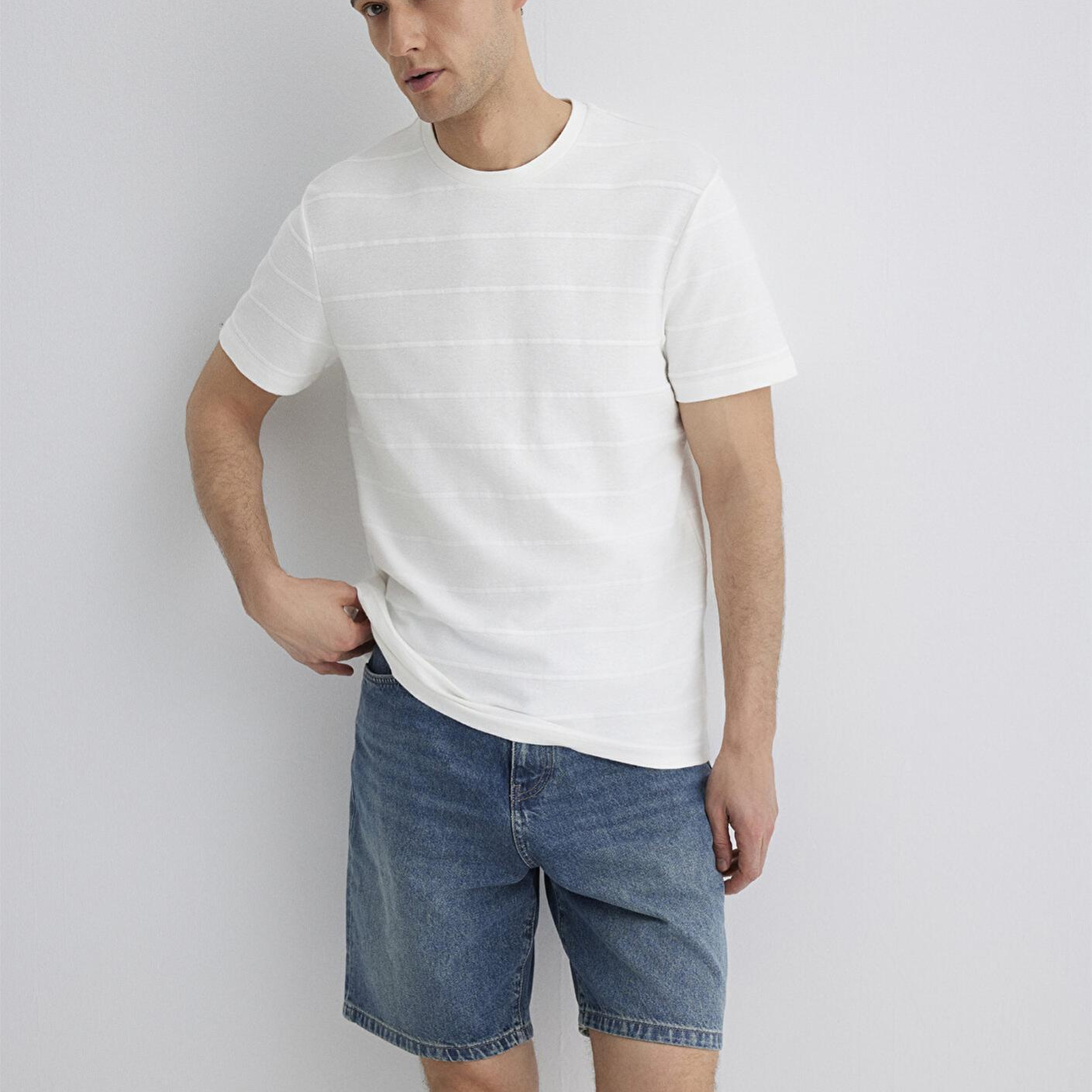 Mavi Çizgi Detaylı Beyaz Tişört Regular Fit / Normal Kesim 0611409-70057